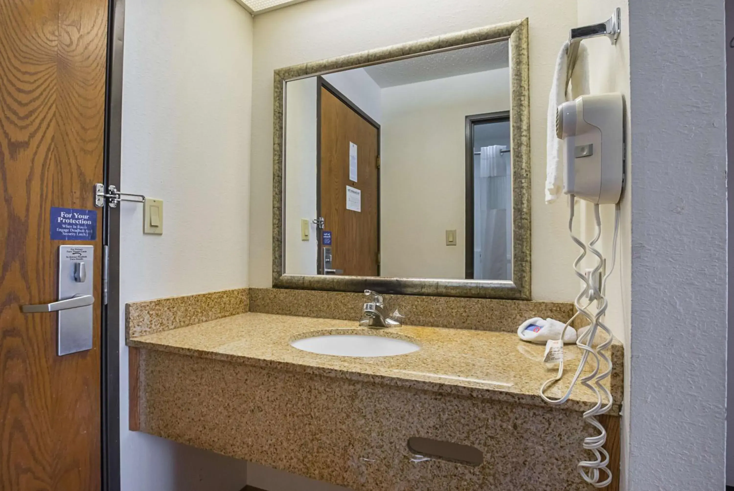Queen Room - Disability Access in Motel 6-Waterloo, IA - Crossroads Mall - Cedar Falls Queen Room - Disability Access in Motel 6-Waterloo, IA - Crossroads Mall - Cedar Falls