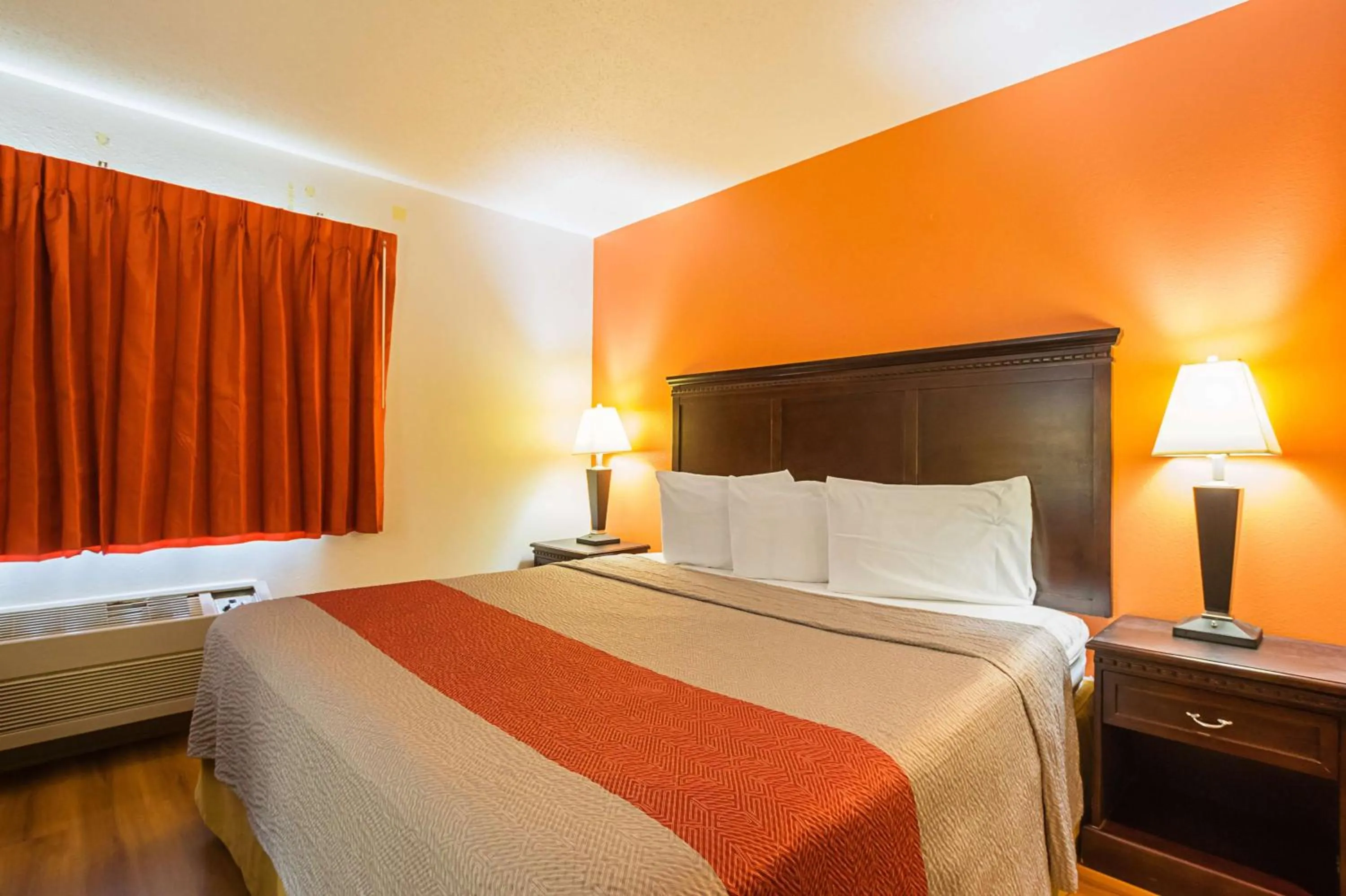 Bedroom, Bed in Motel 6-Waterloo, IA - Crossroads Mall - Cedar Falls