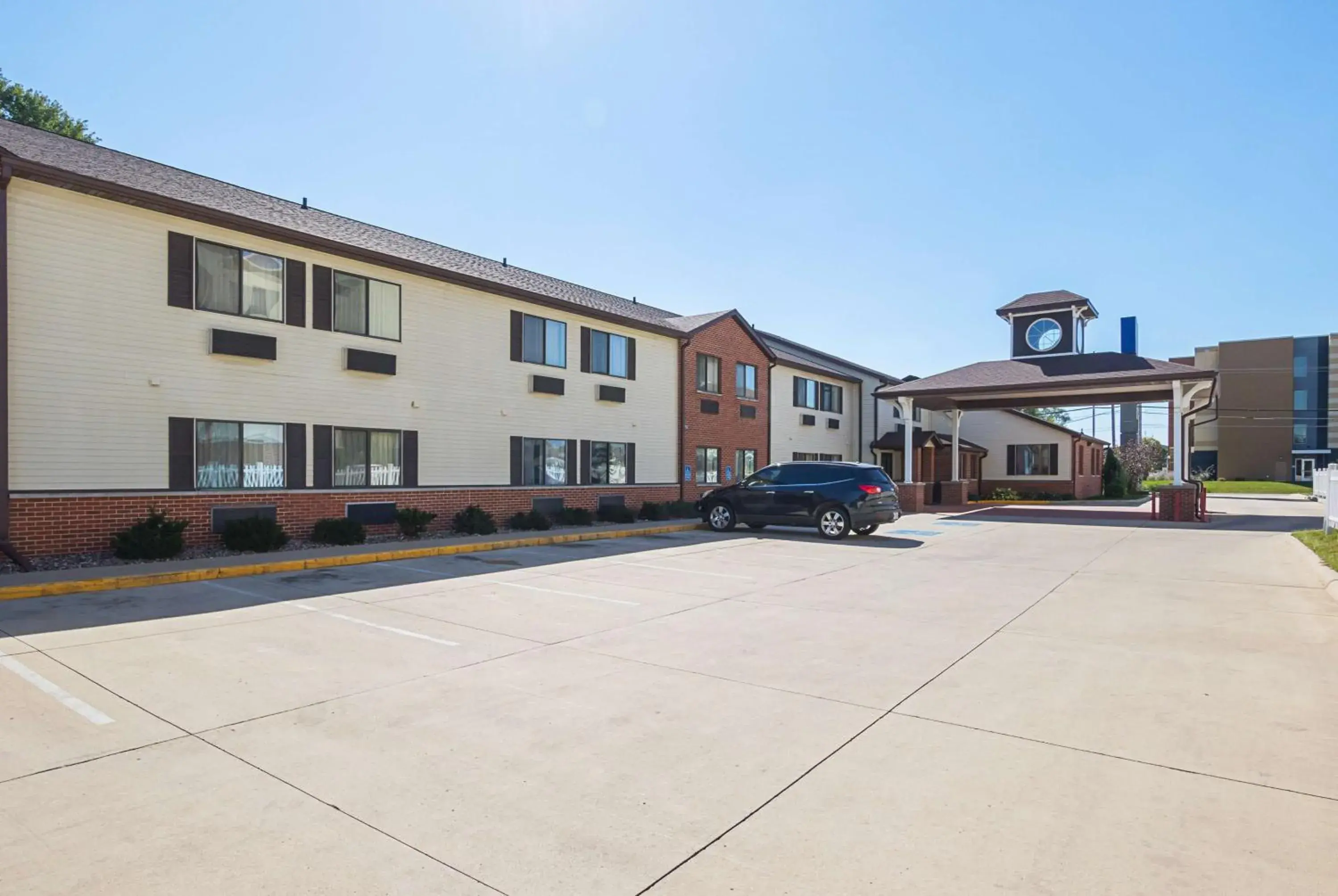 Property building in Motel 6-Waterloo, IA - Crossroads Mall - Cedar Falls Property building in Motel 6-Waterloo, IA - Crossroads Mall - Cedar Falls