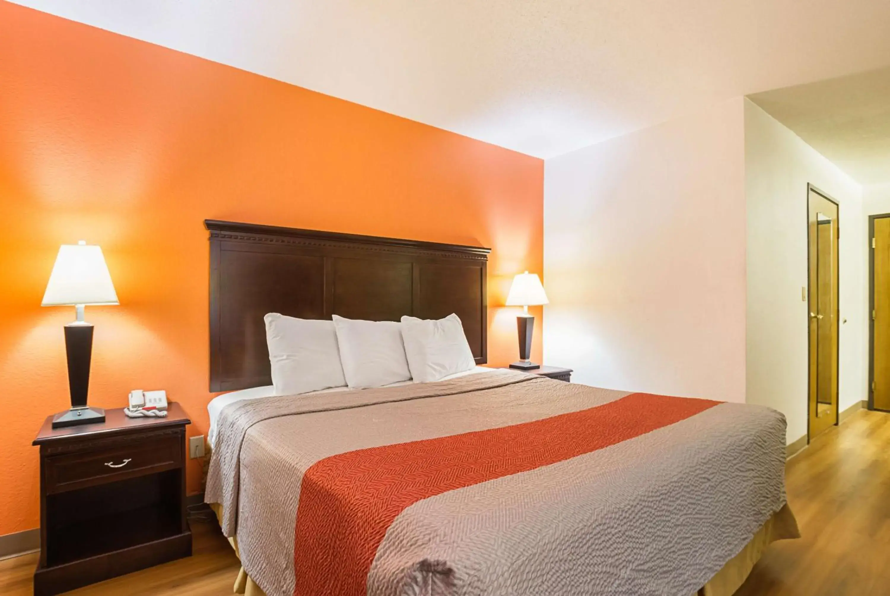 Photo of the whole room, Bed in Motel 6-Waterloo, IA - Crossroads Mall - Cedar Falls Photo of the whole room, Bed in Motel 6-Waterloo, IA - Crossroads Mall - Cedar Falls