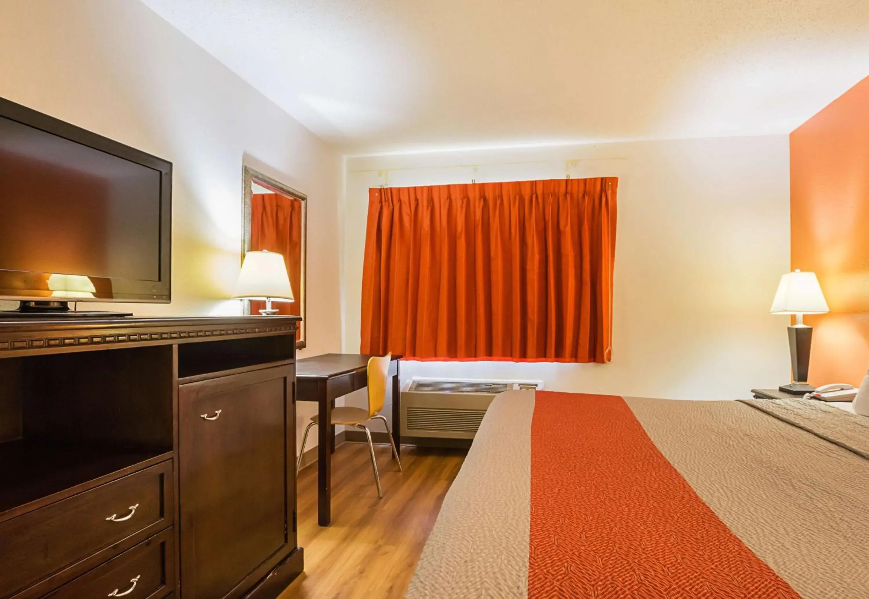 TV and multimedia, Bed in Motel 6-Waterloo, IA - Crossroads Mall - Cedar Falls TV and multimedia, Bed in Motel 6-Waterloo, IA - Crossroads Mall - Cedar Falls