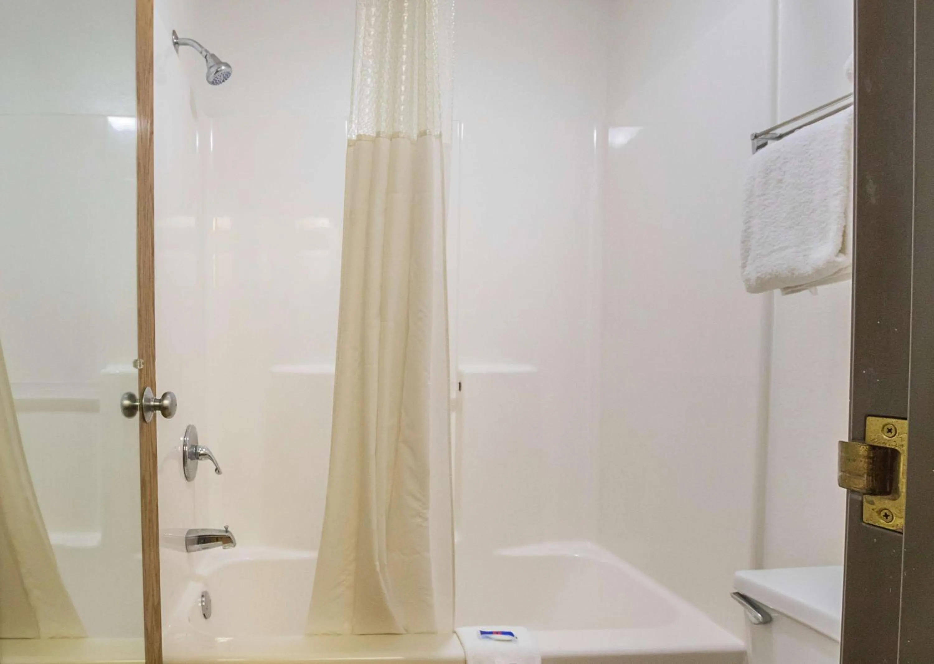 Shower in Motel 6-Waterloo, IA - Crossroads Mall - Cedar Falls