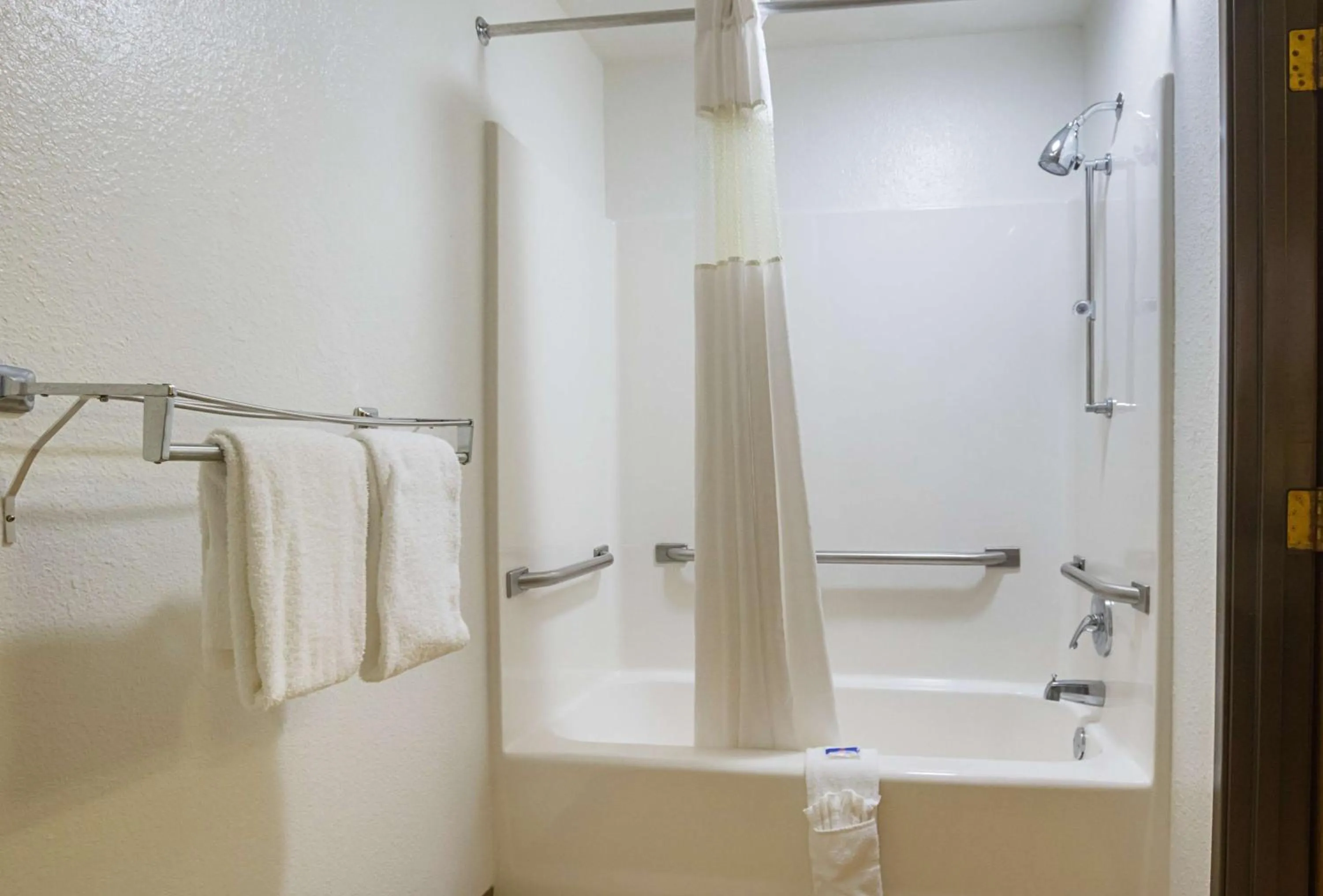 Shower in Motel 6-Waterloo, IA - Crossroads Mall - Cedar Falls