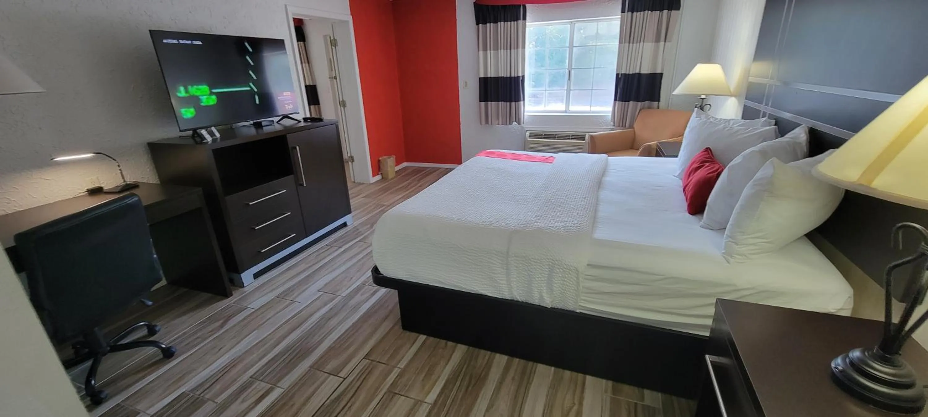 Shower, Bed in Ramada by Wyndham Mountain Home