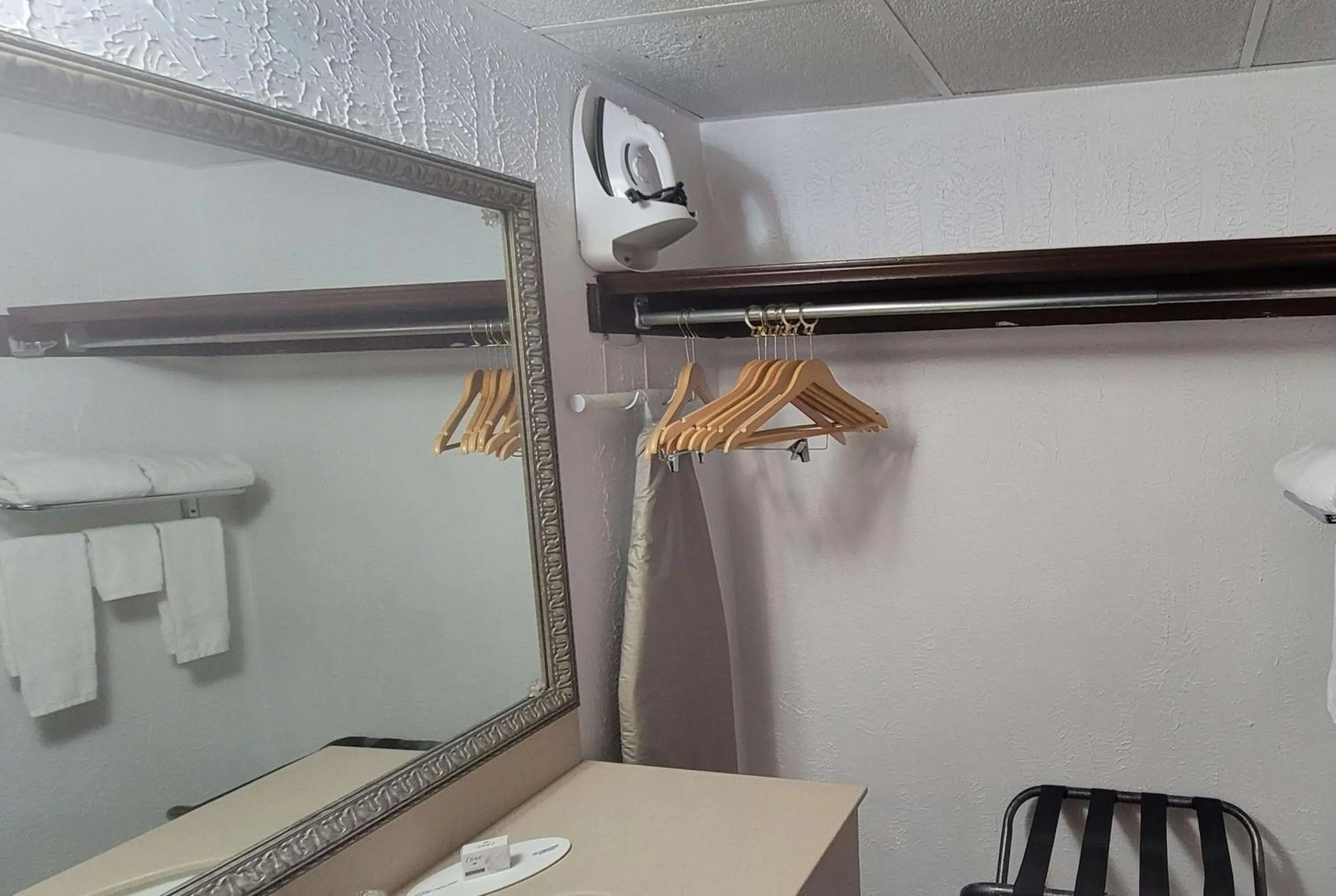 TV and multimedia in Ramada by Wyndham Mountain Home