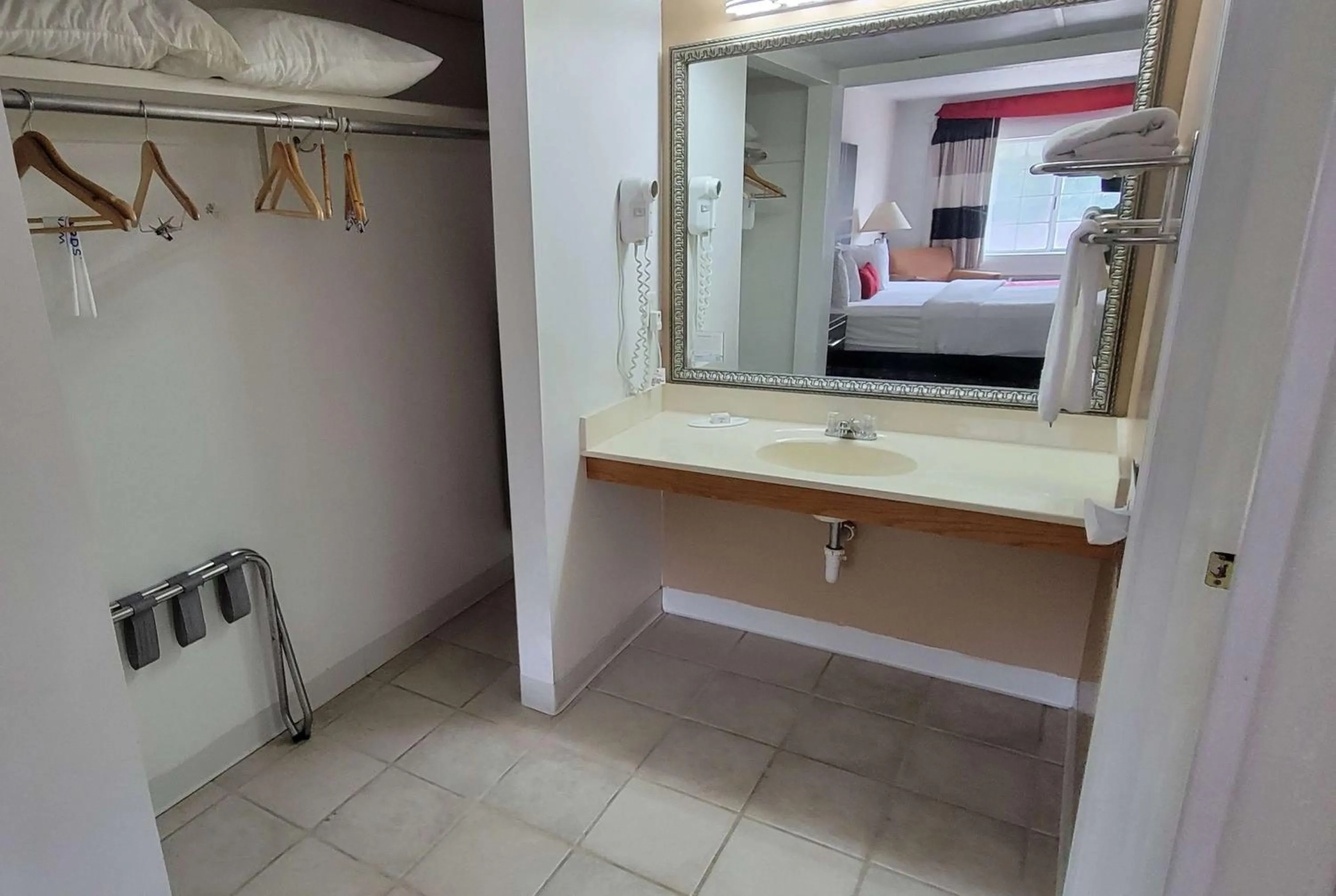 TV and multimedia in Ramada by Wyndham Mountain Home