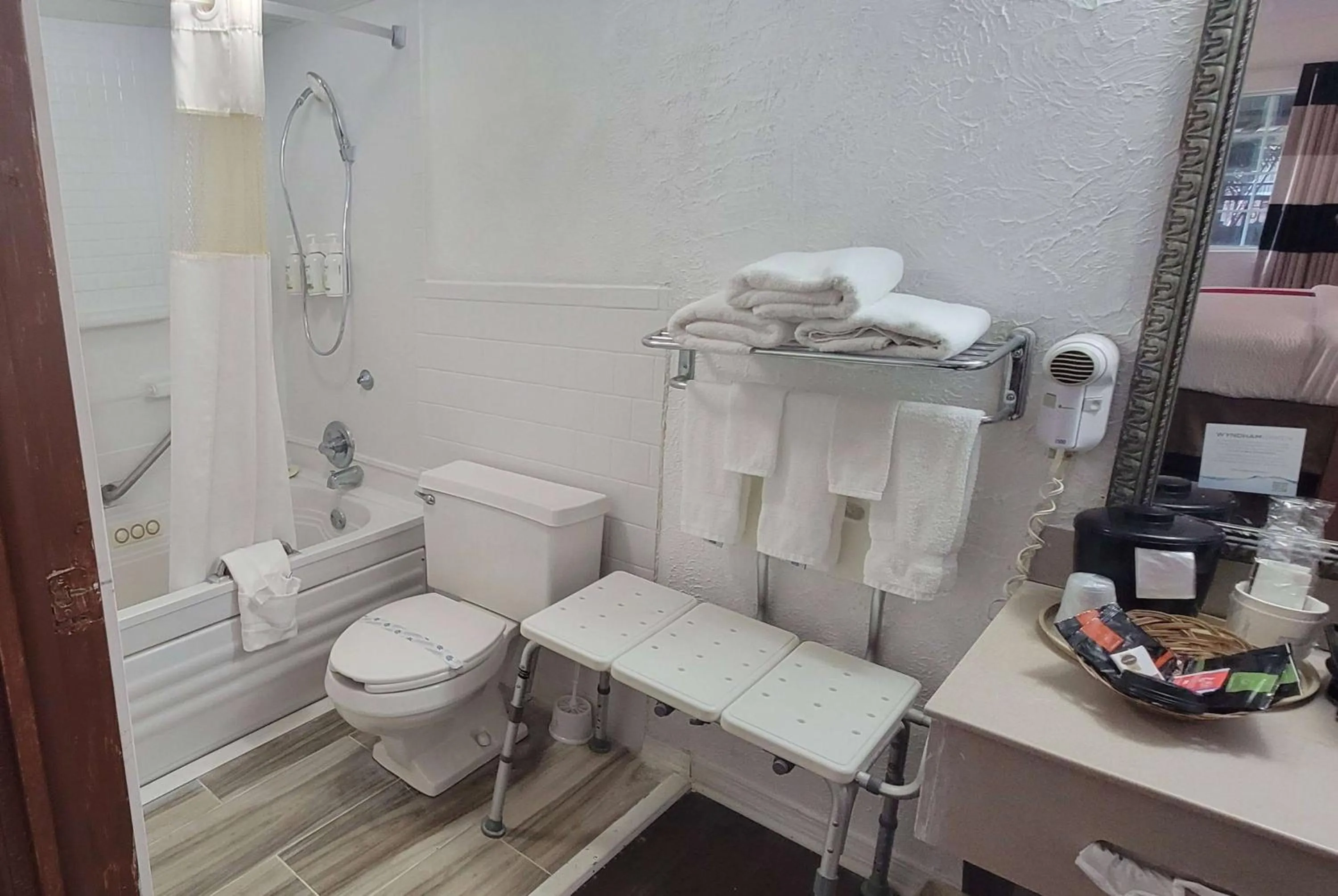 TV and multimedia in Ramada by Wyndham Mountain Home