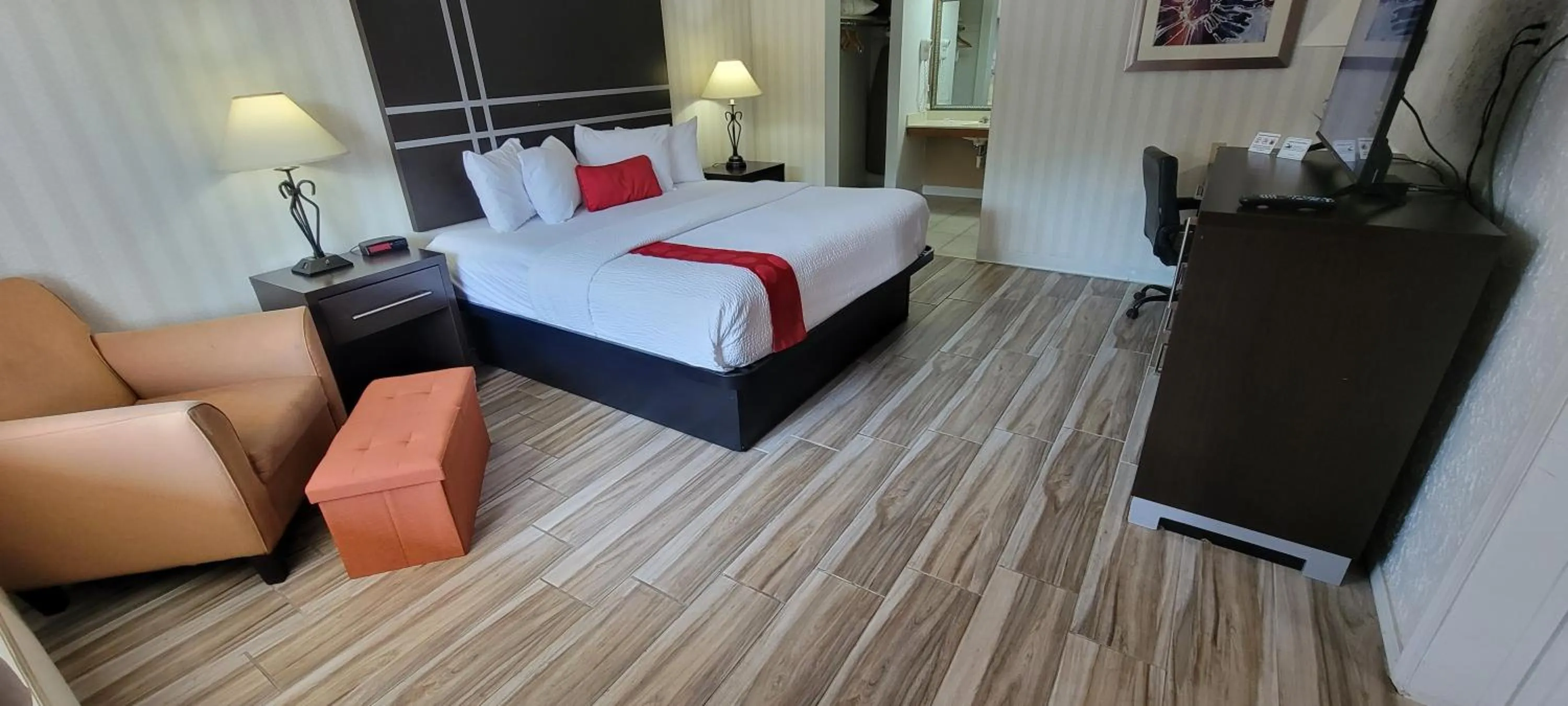 Shower, Bed in Ramada by Wyndham Mountain Home