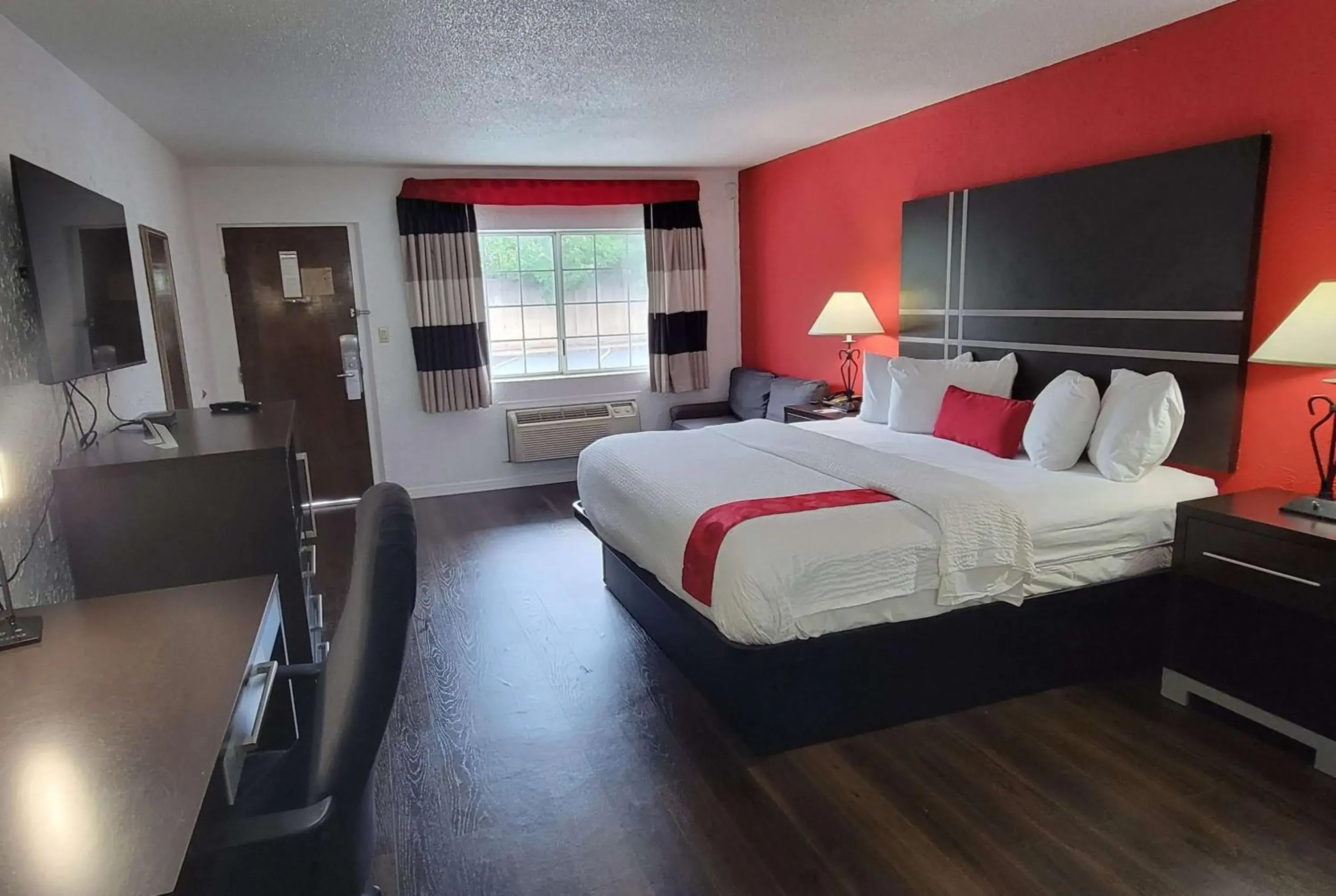 Photo of the whole room, Bed in Ramada by Wyndham Mountain Home Photo of the whole room, Bed in Ramada by Wyndham Mountain Home