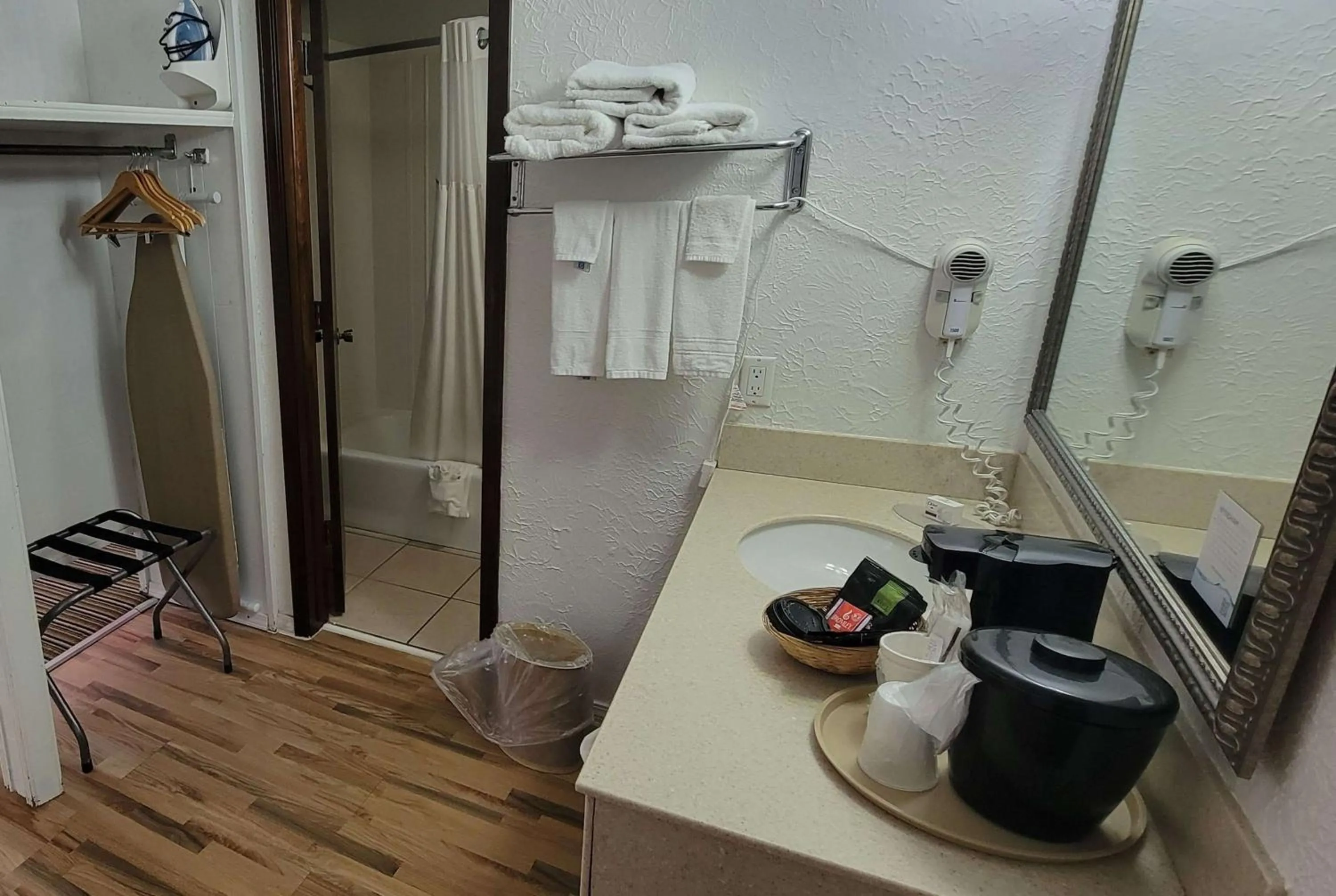 TV and multimedia in Ramada by Wyndham Mountain Home