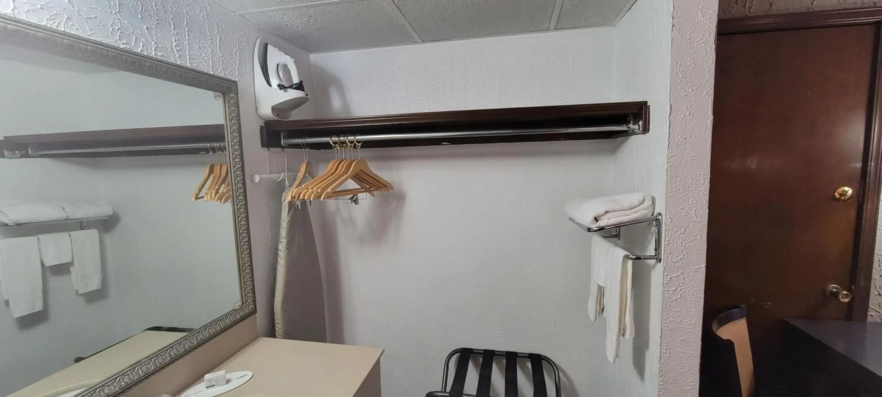 1 Queen Bed, Mobility Accessible Room, Tub w/Grab Bar, Pet-Friendly, Non-Smoking in Ramada by Wyndham Mountain Home 1 Queen Bed, Mobility Accessible Room, Tub w/Grab Bar, Pet-Friendly, Non-Smoking in Ramada by Wyndham Mountain Home