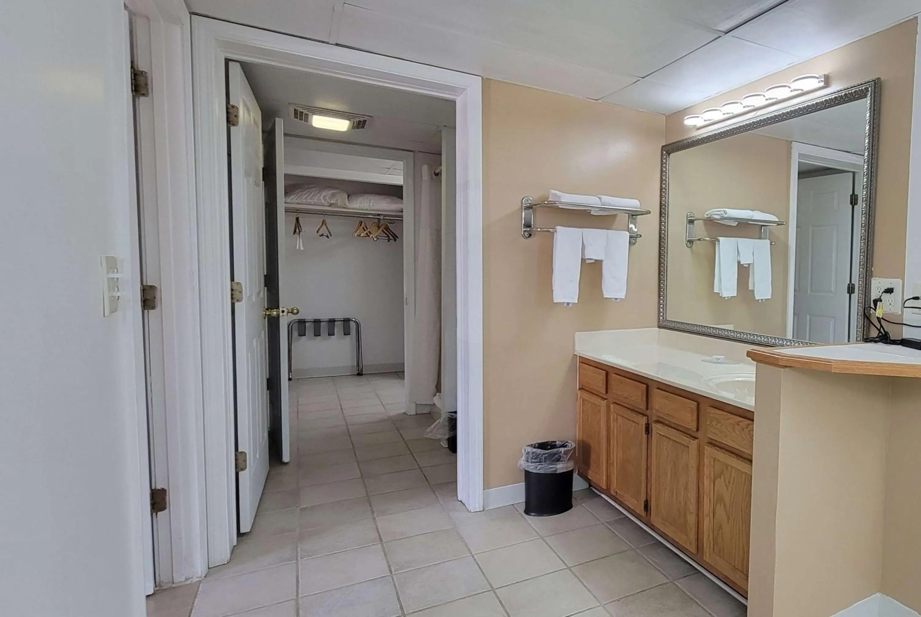 TV and multimedia in Ramada by Wyndham Mountain Home