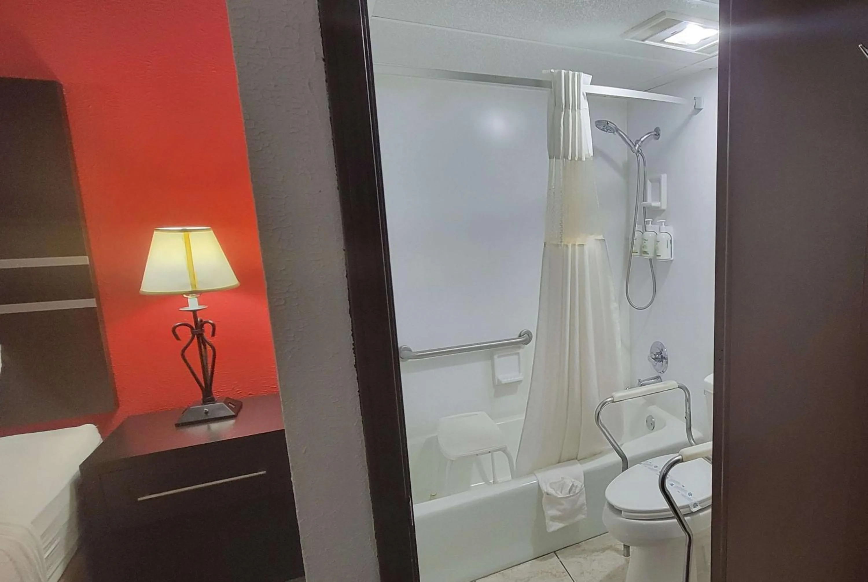 TV and multimedia in Ramada by Wyndham Mountain Home