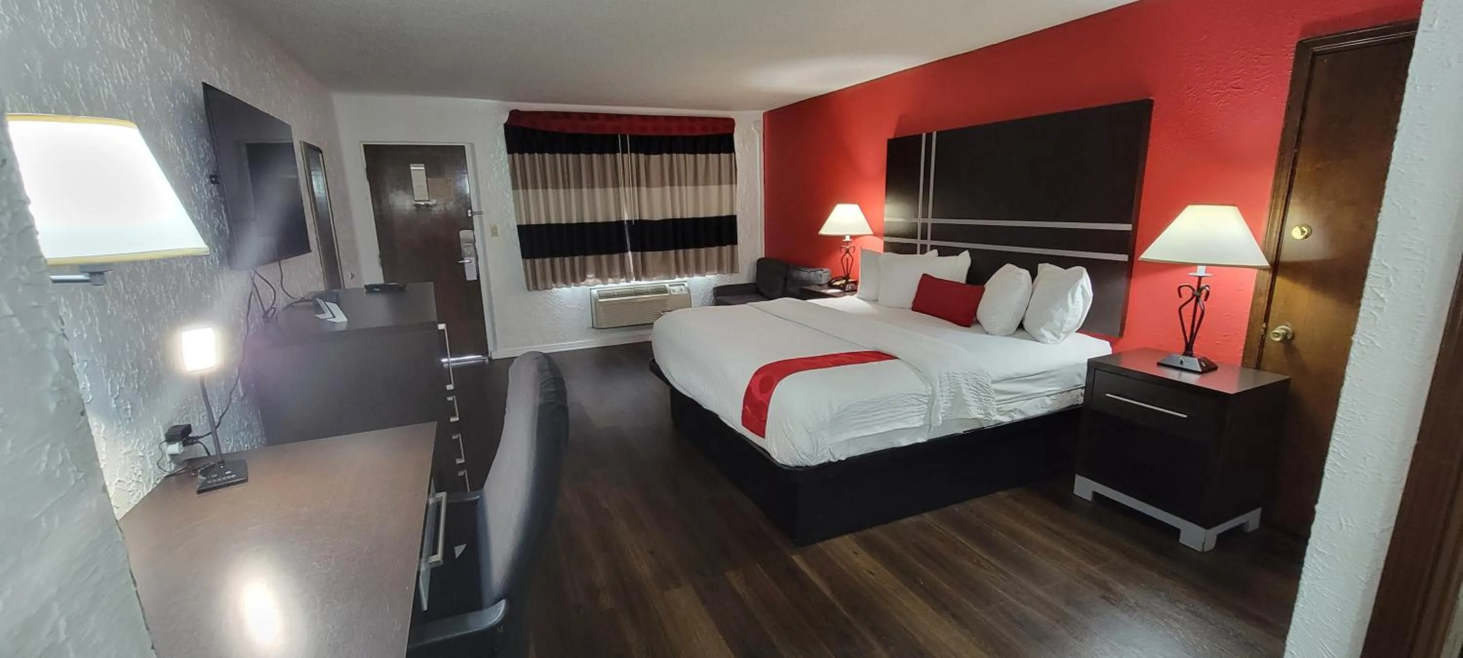 Toilet, Bed in Ramada by Wyndham Mountain Home