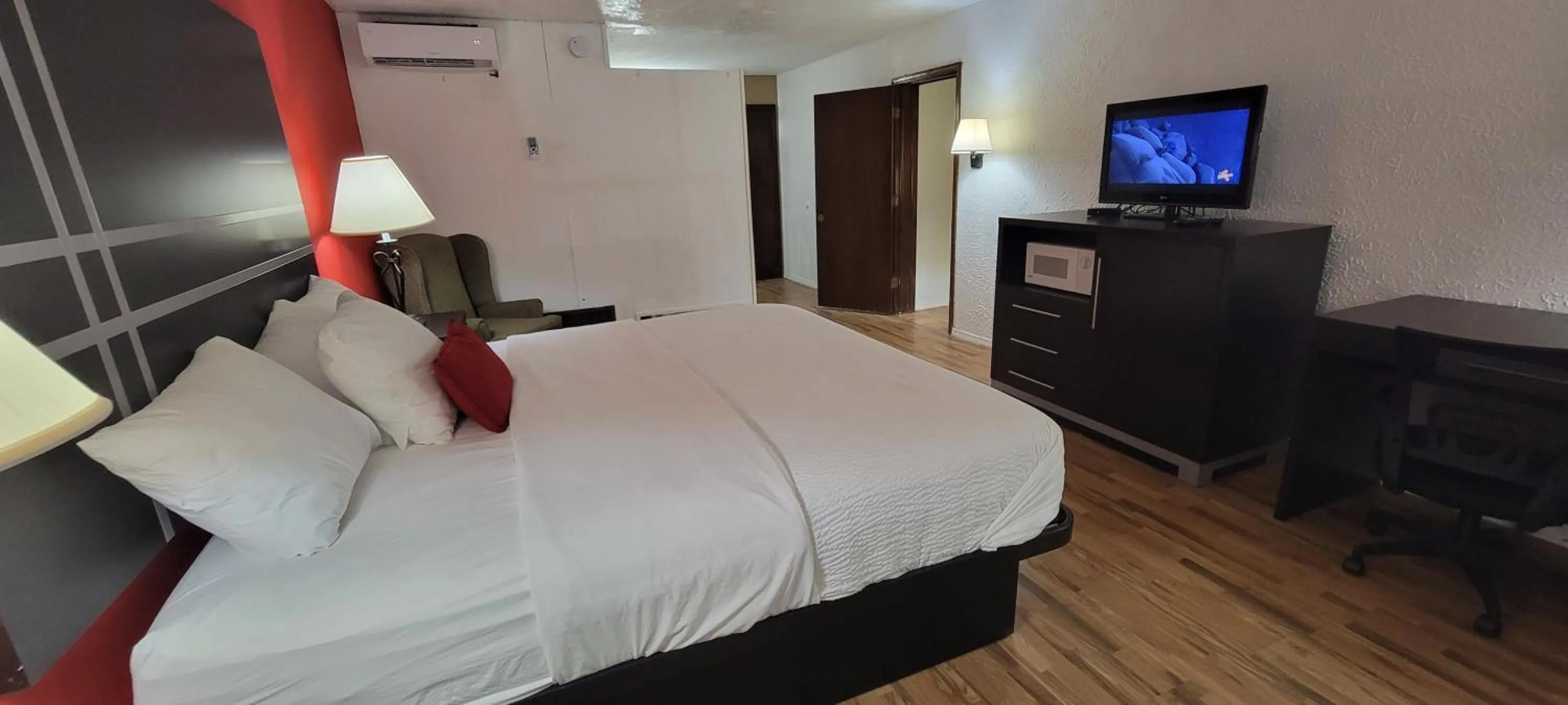 Toilet, Bed in Ramada by Wyndham Mountain Home