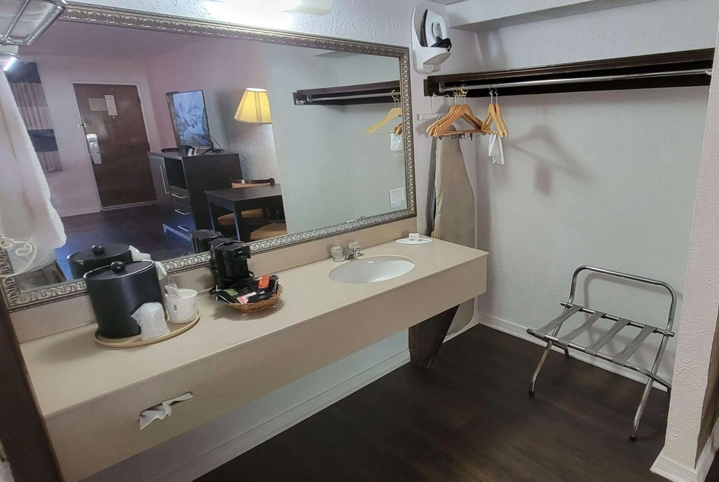 TV and multimedia in Ramada by Wyndham Mountain Home