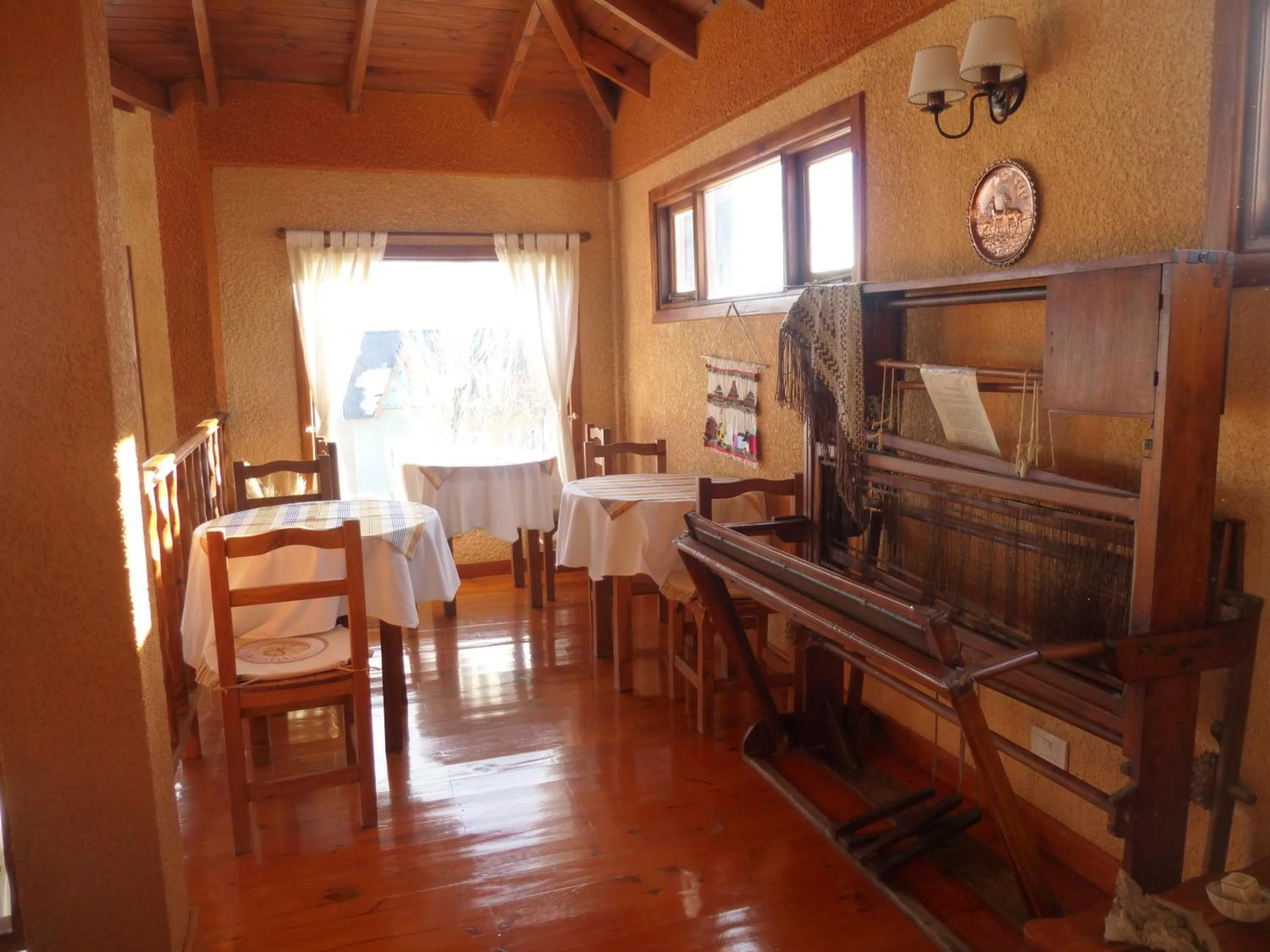 Communal lounge/ TV room in Hosteria Rukahué