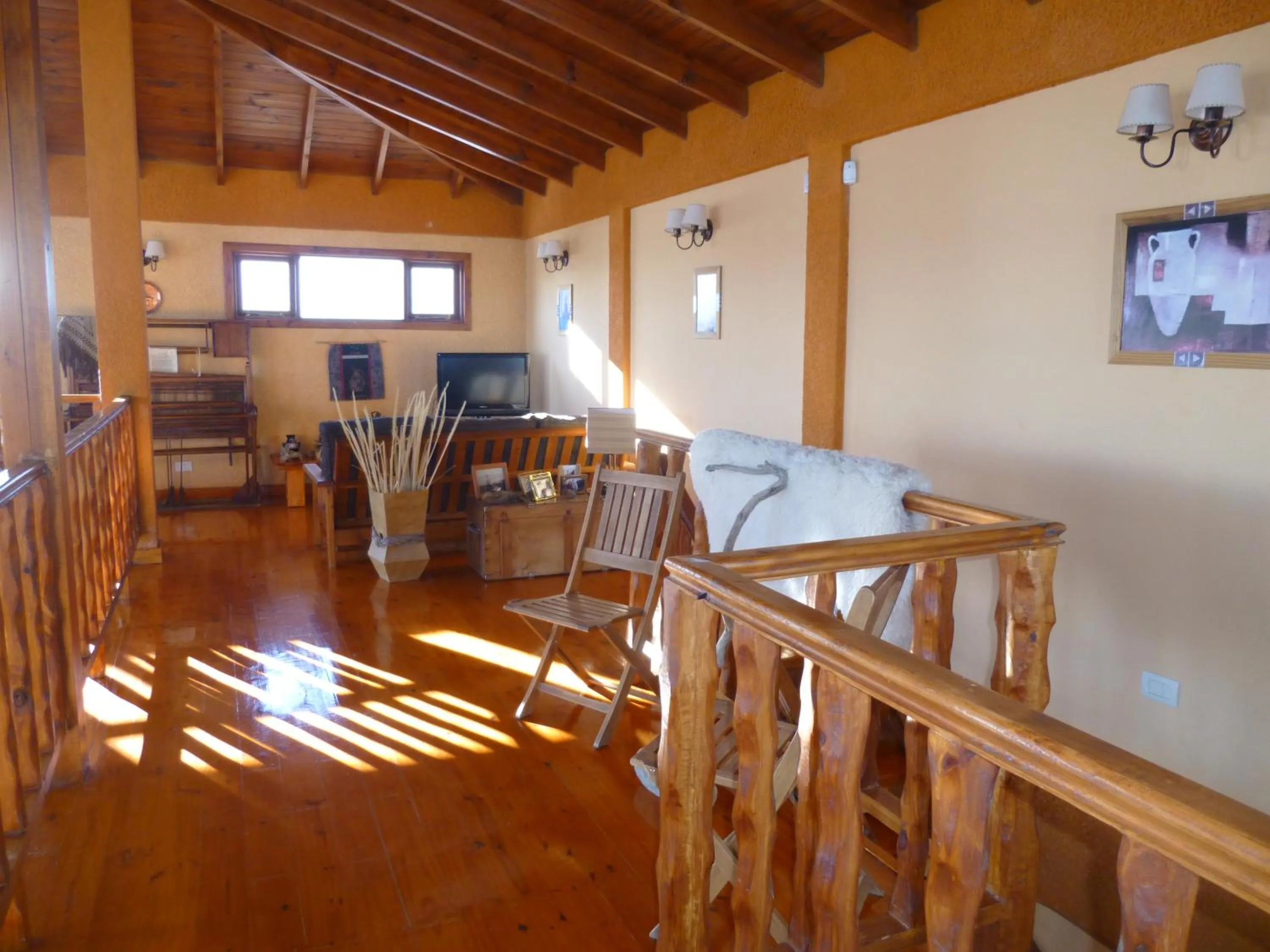 Communal lounge/ TV room in Hosteria Rukahué