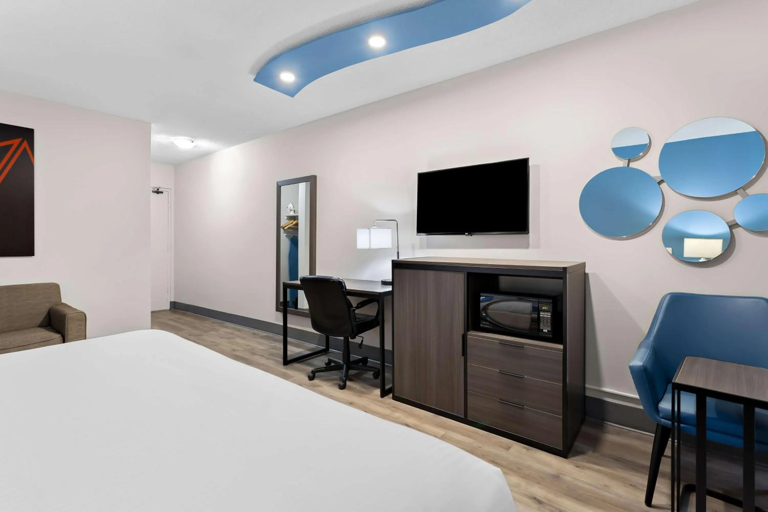 Bedroom, Bed in SureStay Plus by Best Western Windsor