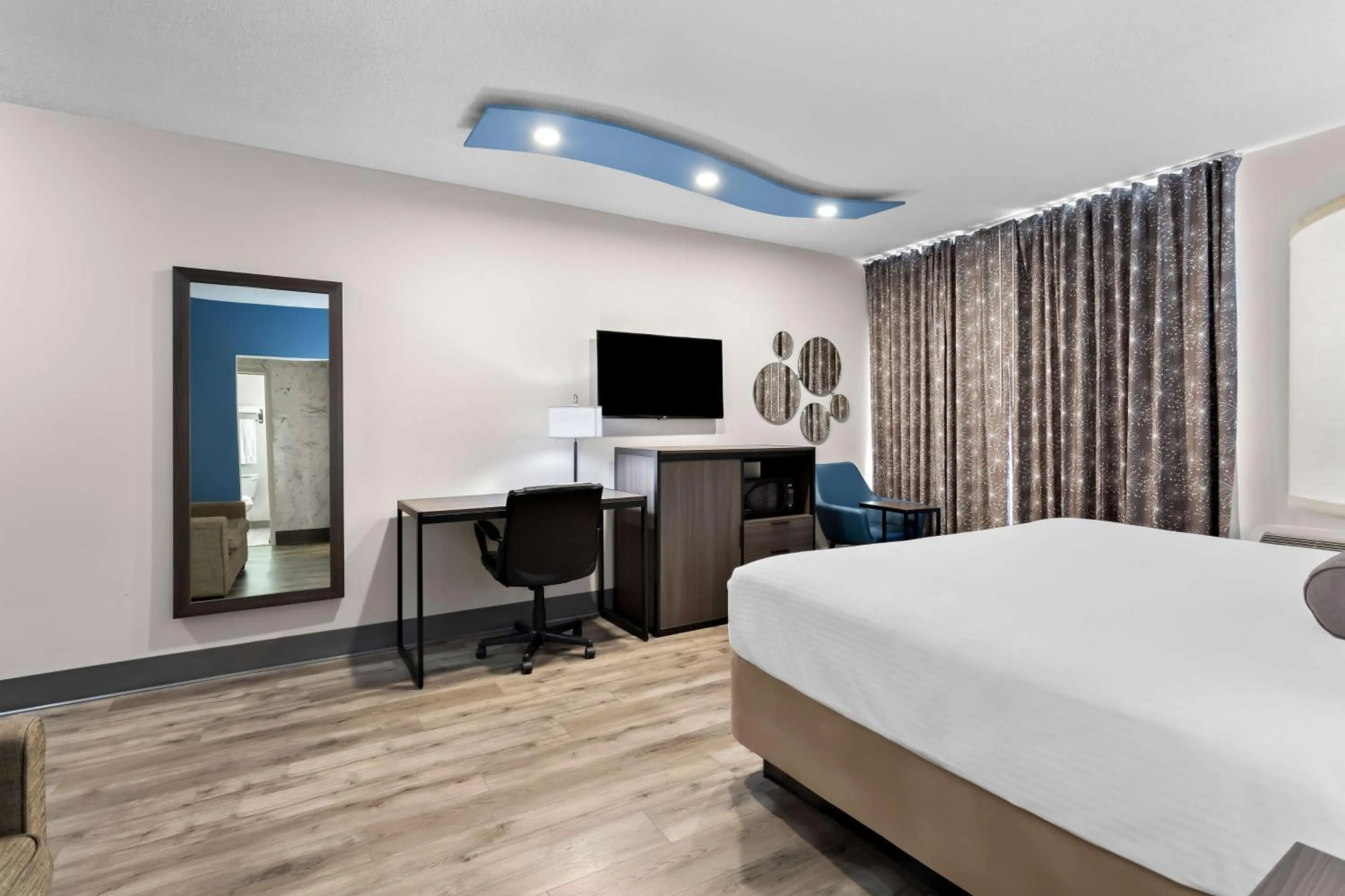 Bedroom, Bed in SureStay Plus by Best Western Windsor