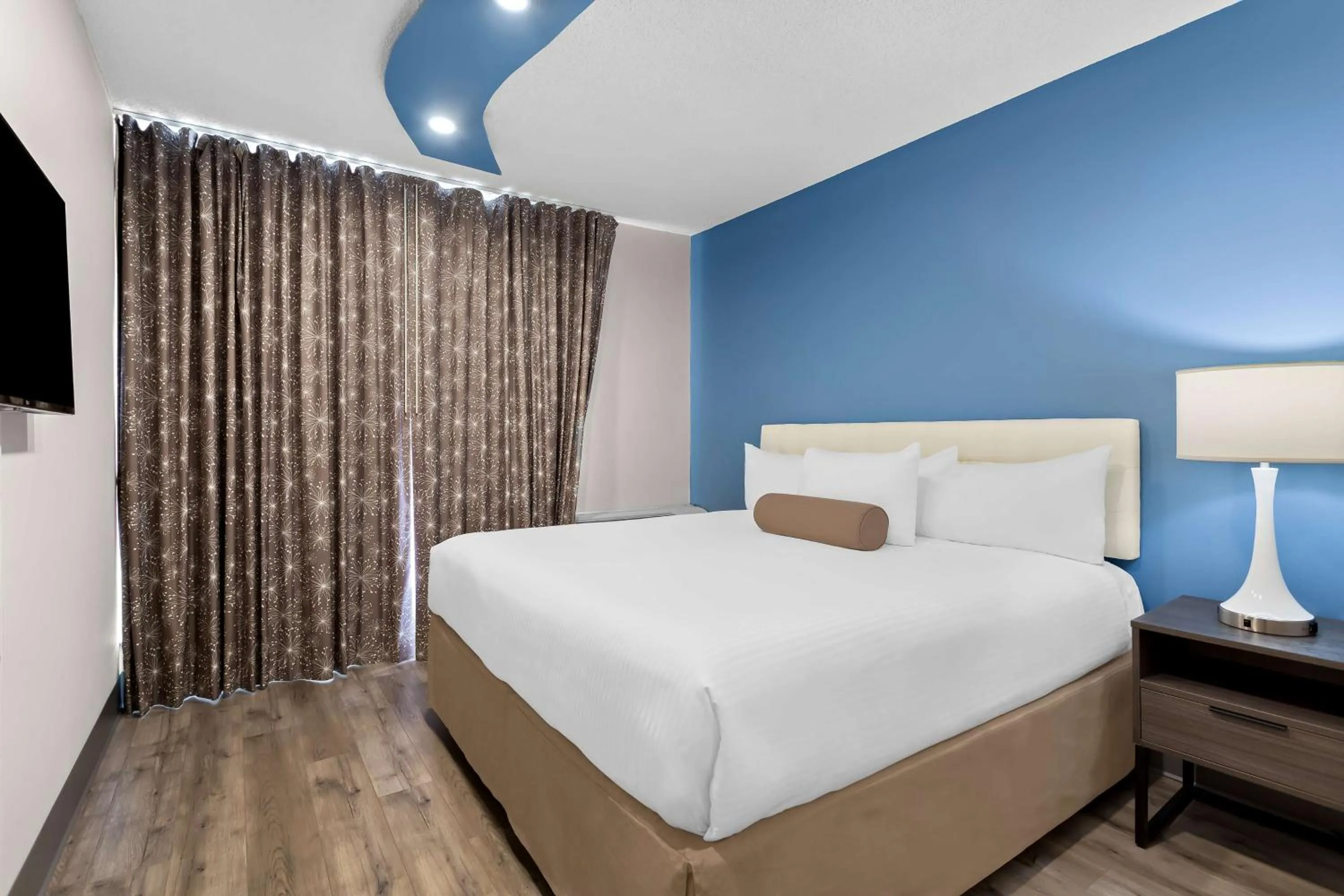 Bedroom, Bed in SureStay Plus by Best Western Windsor