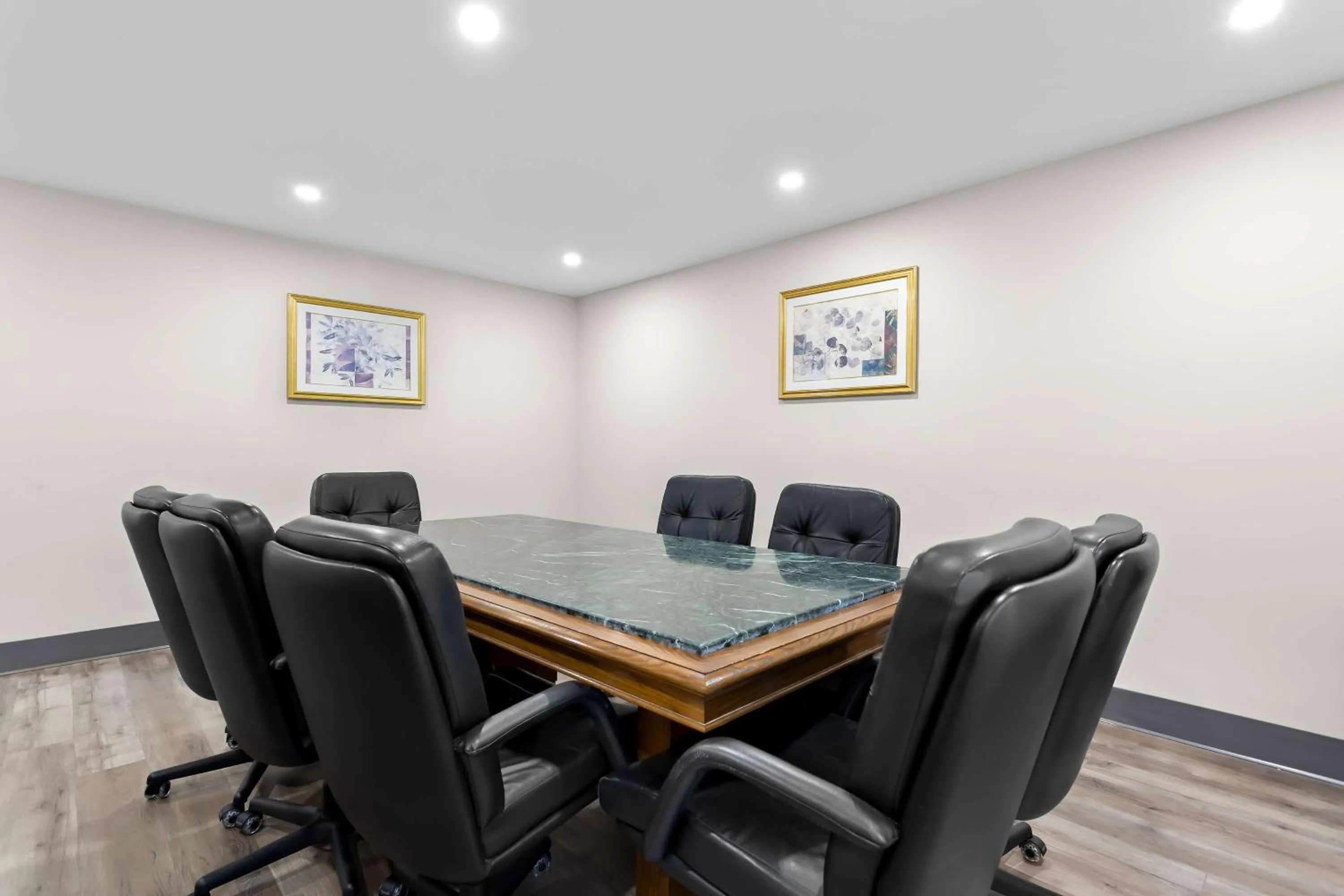 Meeting/conference room in SureStay Plus by Best Western Windsor