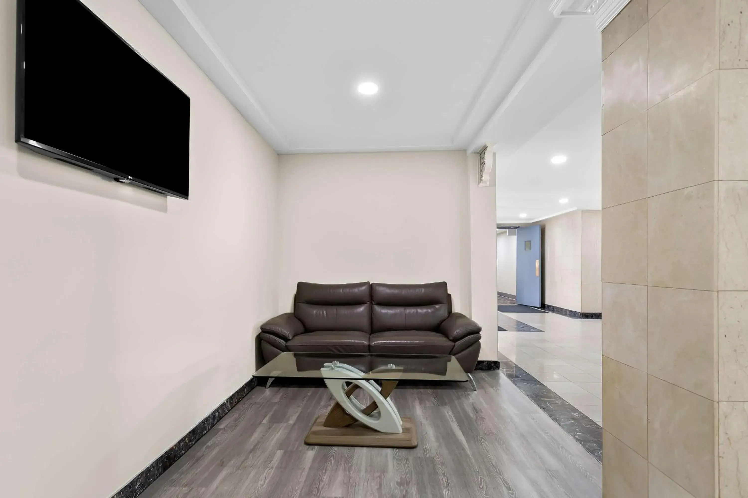 Lobby or reception in SureStay Plus by Best Western Windsor Lobby or reception in SureStay Plus by Best Western Windsor