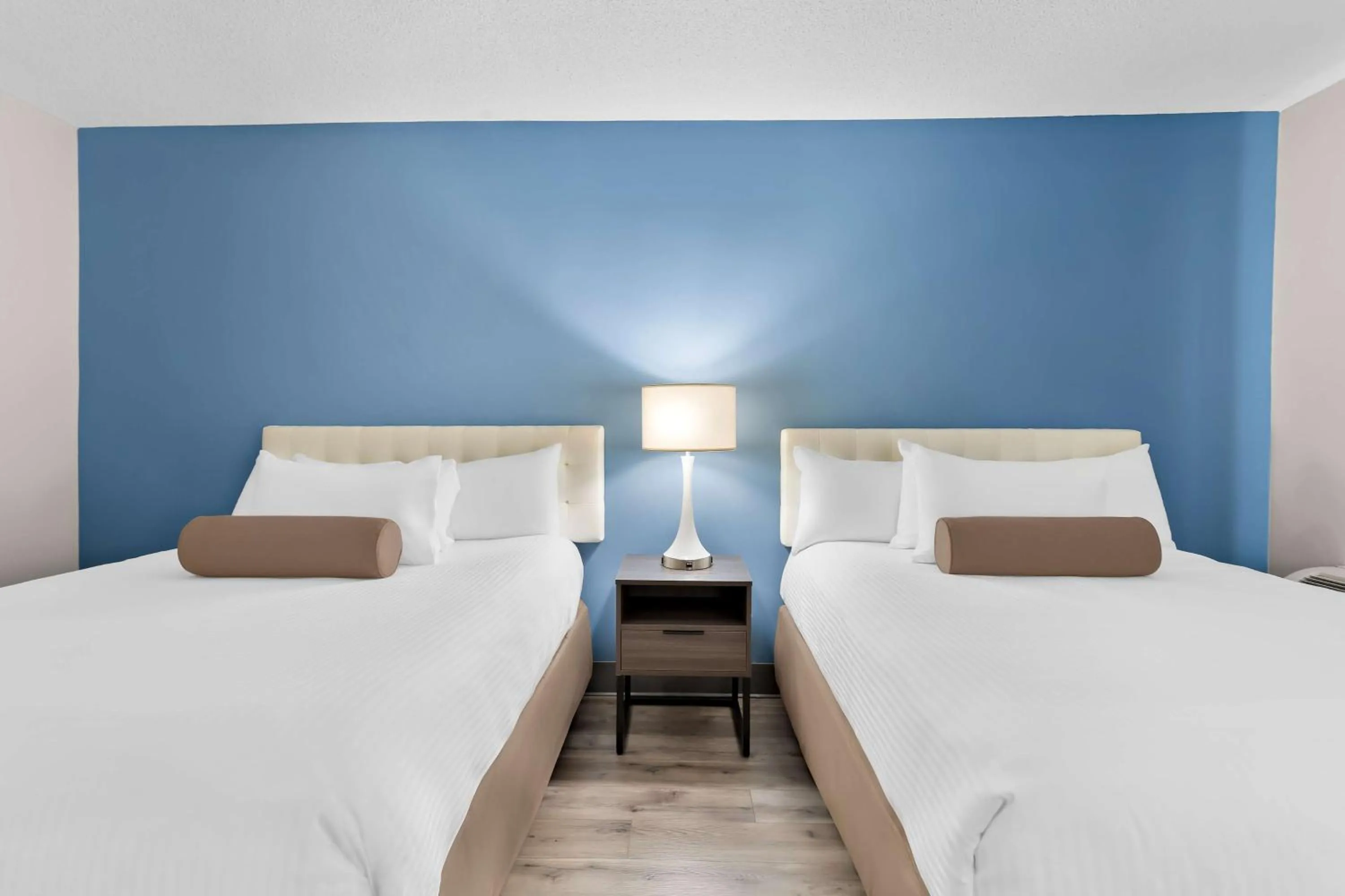 Bedroom, Bed in SureStay Plus by Best Western Windsor