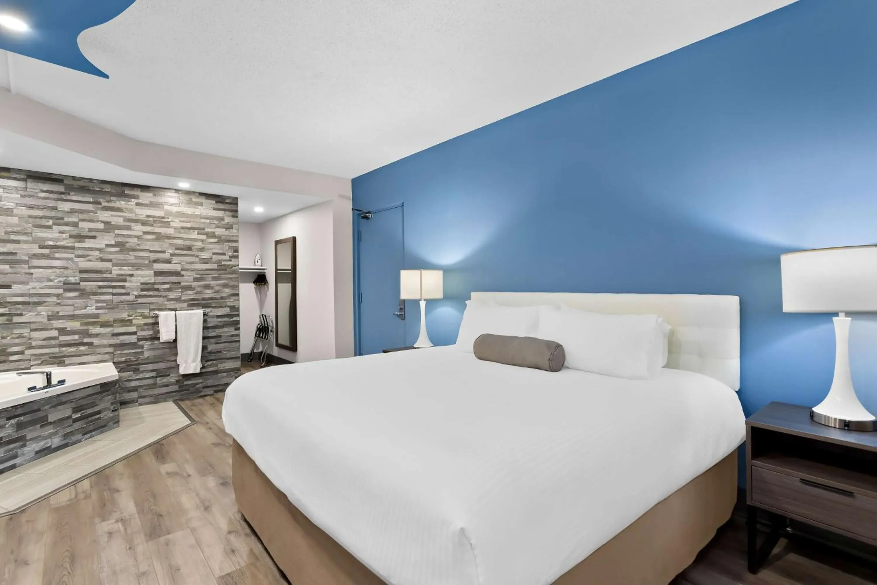Bedroom, Bed in SureStay Plus by Best Western Windsor Bedroom, Bed in SureStay Plus by Best Western Windsor