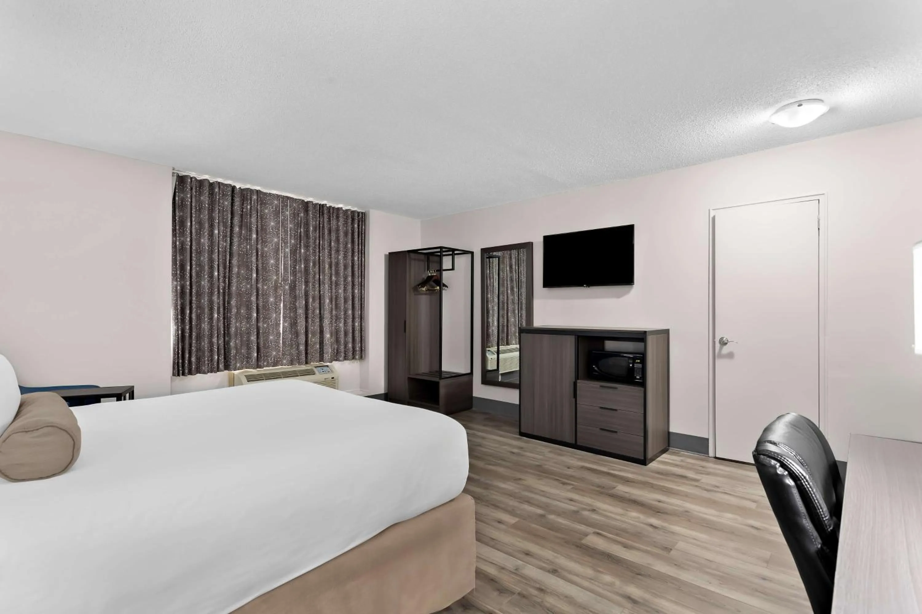 Bedroom, Bed in SureStay Plus by Best Western Windsor