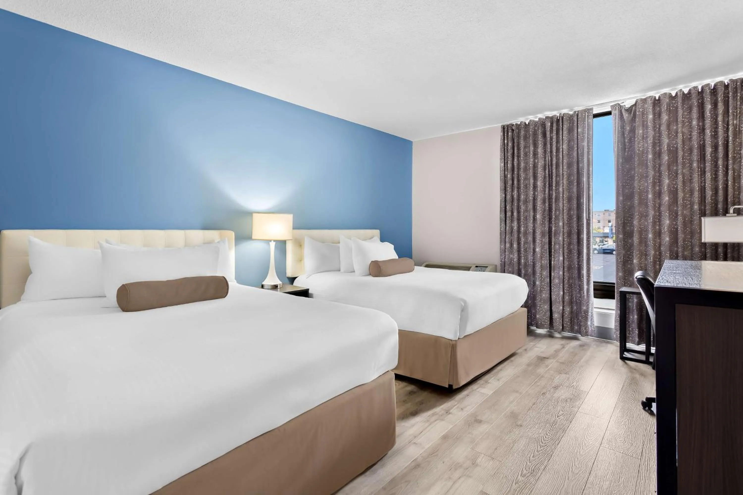 Bedroom, Bed in SureStay Plus by Best Western Windsor