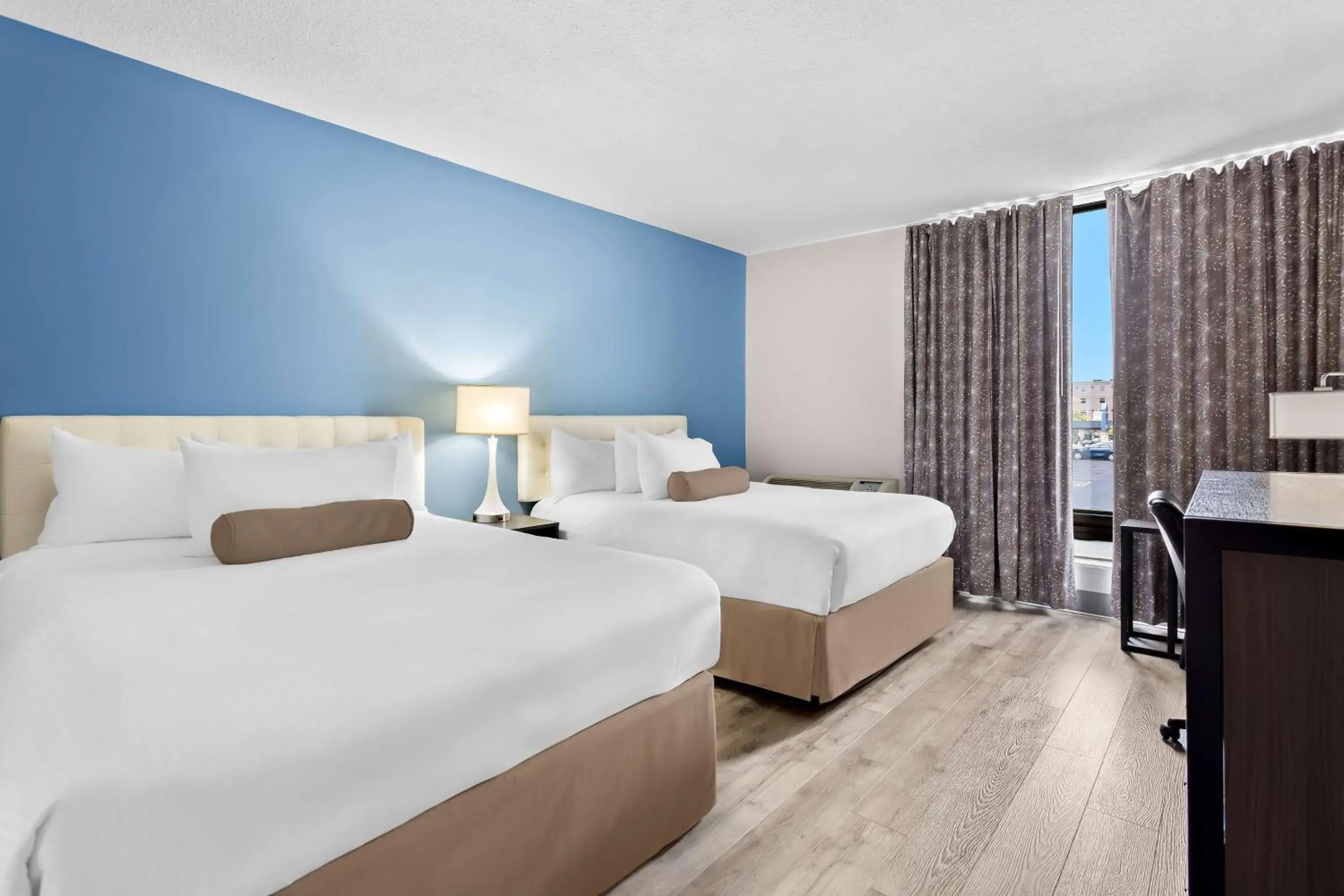 Bedroom, Bed in SureStay Plus by Best Western Windsor Bedroom, Bed in SureStay Plus by Best Western Windsor