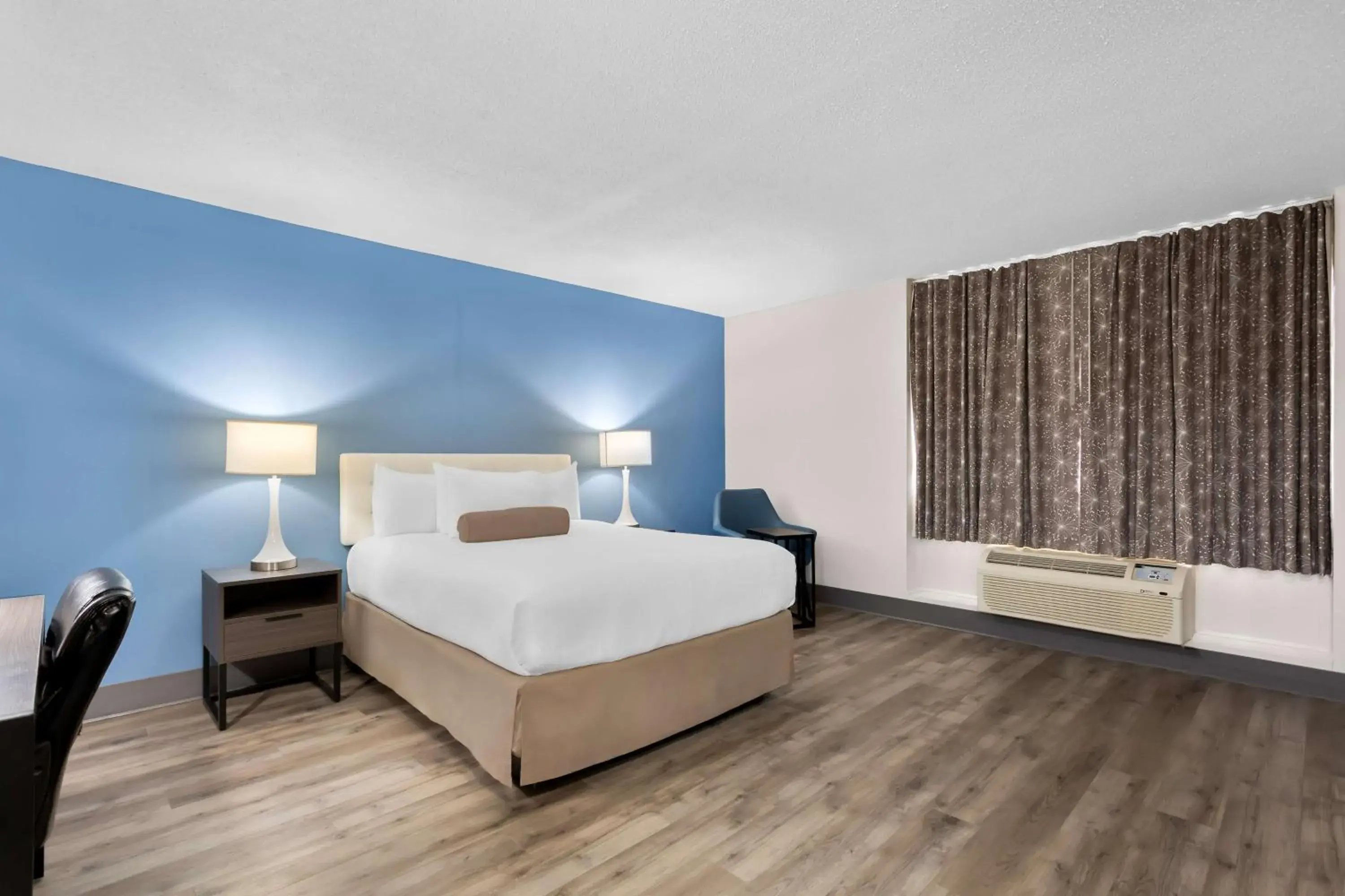 Bedroom, Bed in SureStay Plus by Best Western Windsor Bedroom, Bed in SureStay Plus by Best Western Windsor