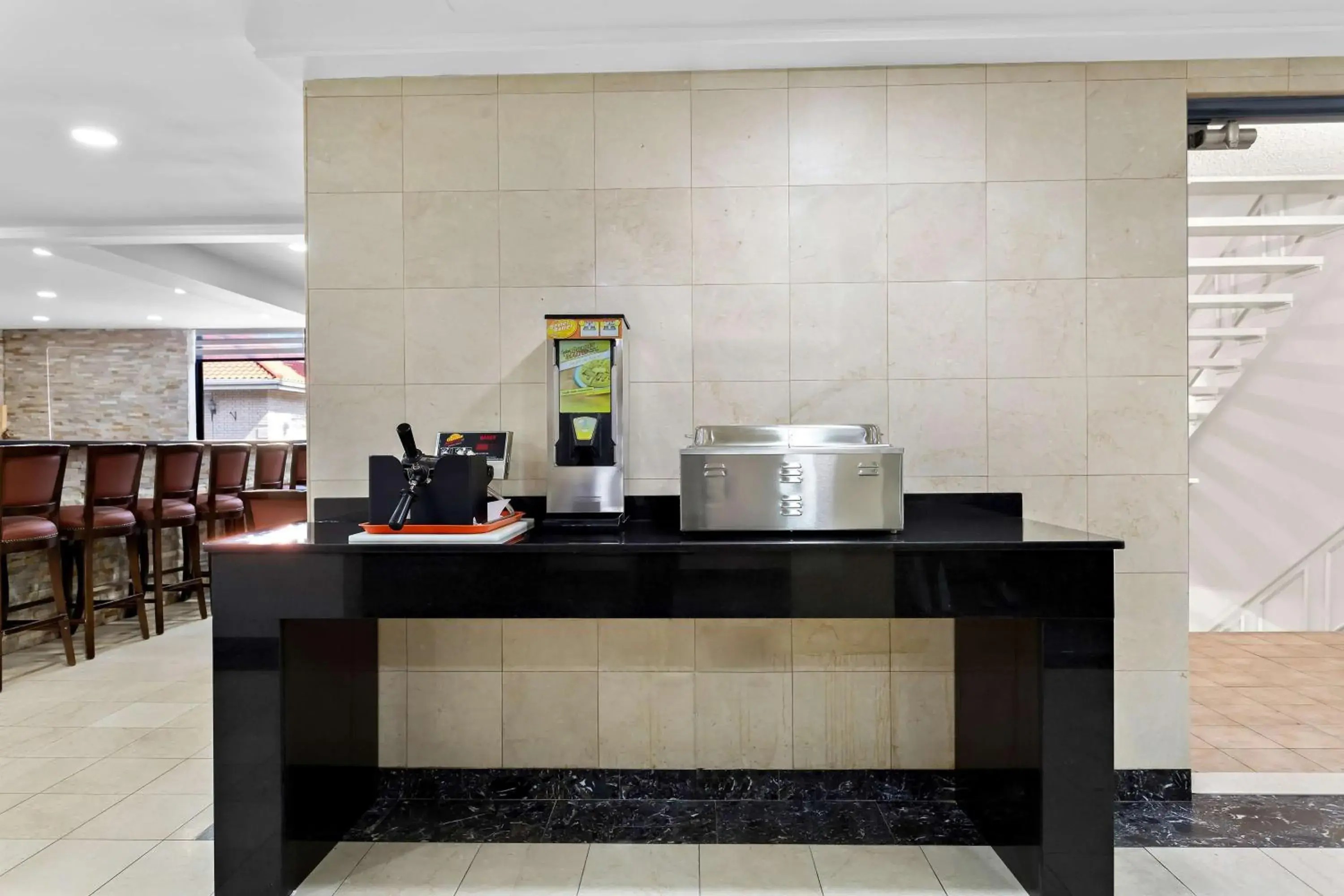 Restaurant/places to eat in SureStay Plus by Best Western Windsor Restaurant/places to eat in SureStay Plus by Best Western Windsor