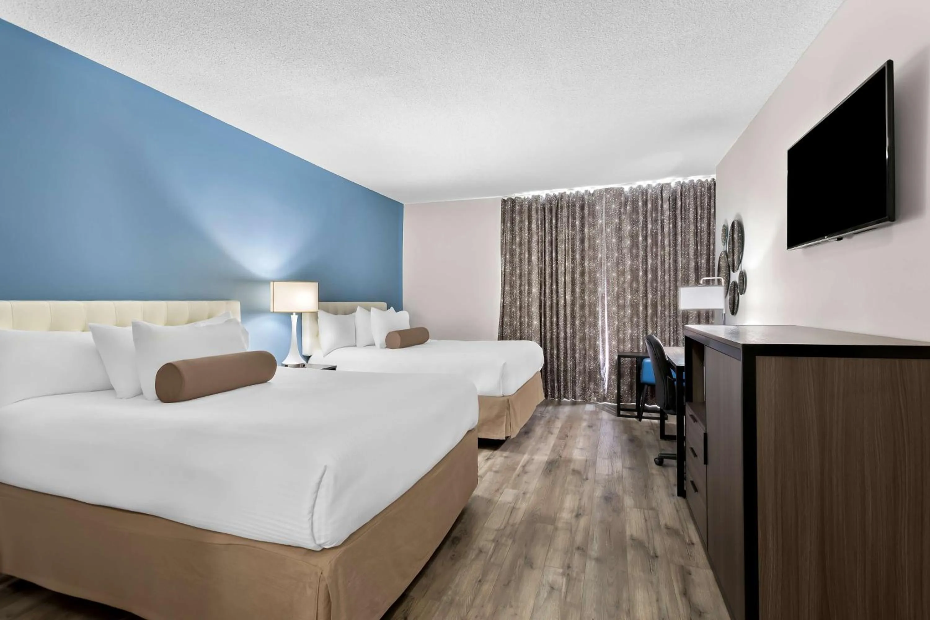 Bedroom, Bed in SureStay Plus by Best Western Windsor