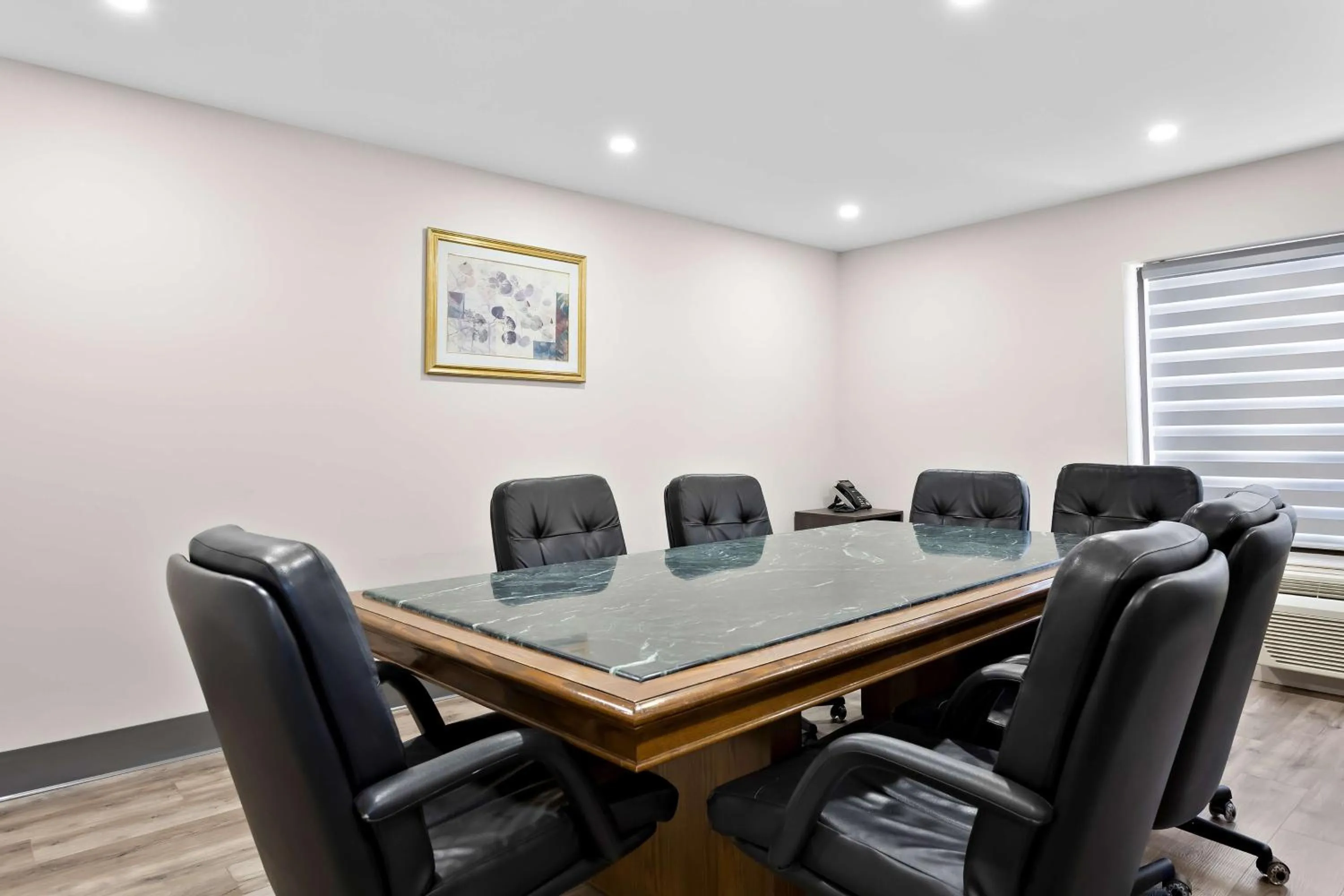 Meeting/conference room in SureStay Plus by Best Western Windsor