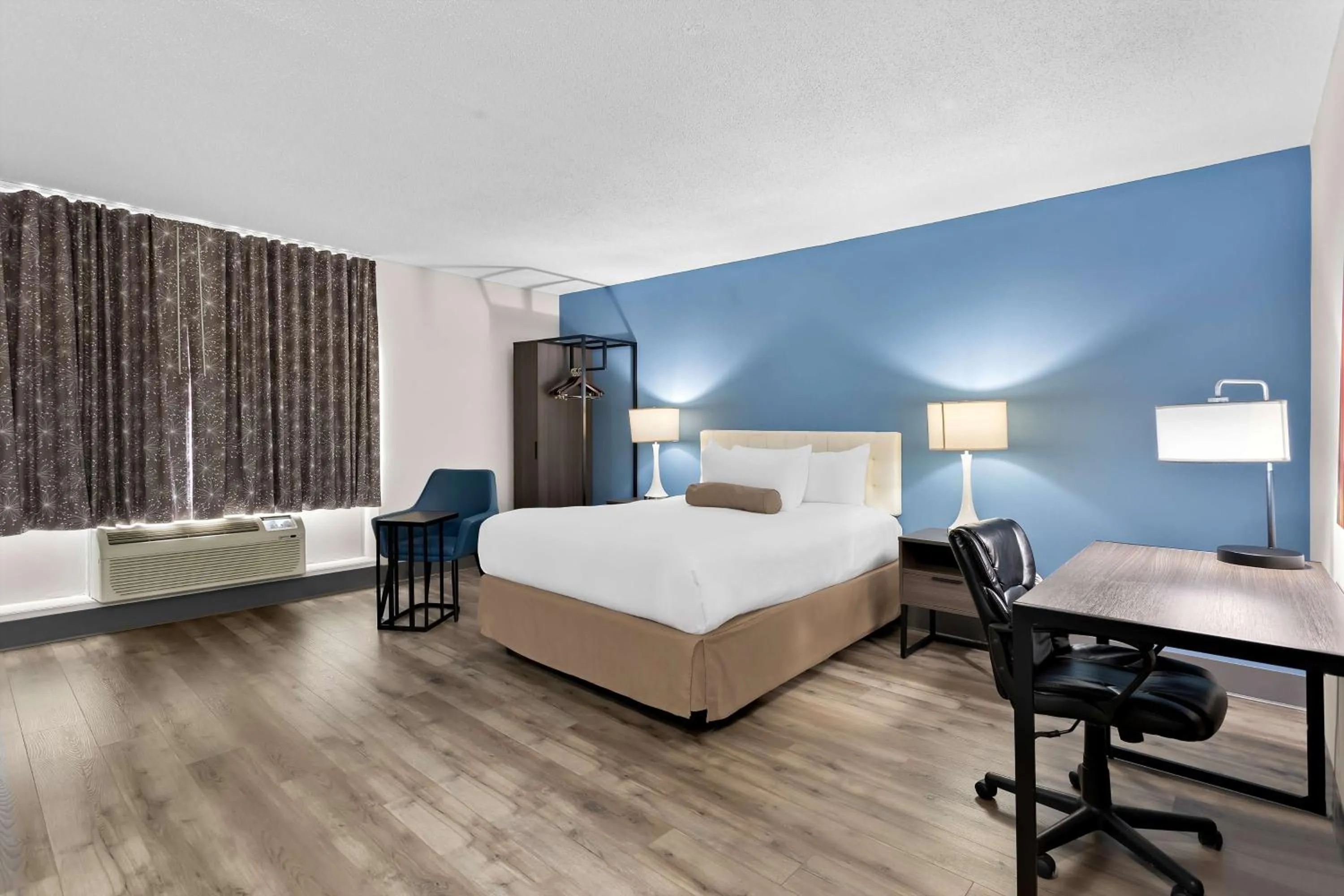 Bedroom, Bed in SureStay Plus by Best Western Windsor