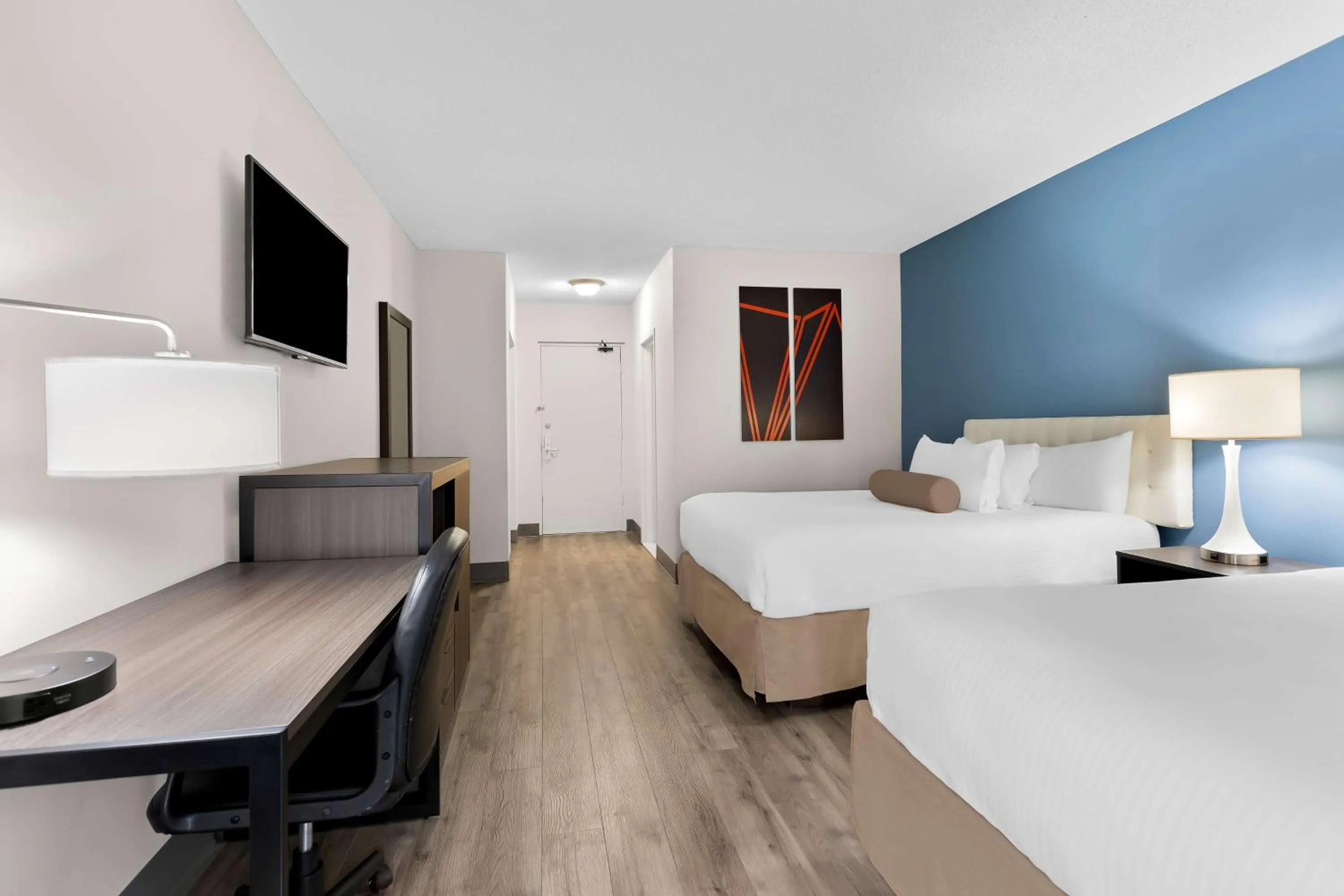 Bedroom, Bed in SureStay Plus by Best Western Windsor