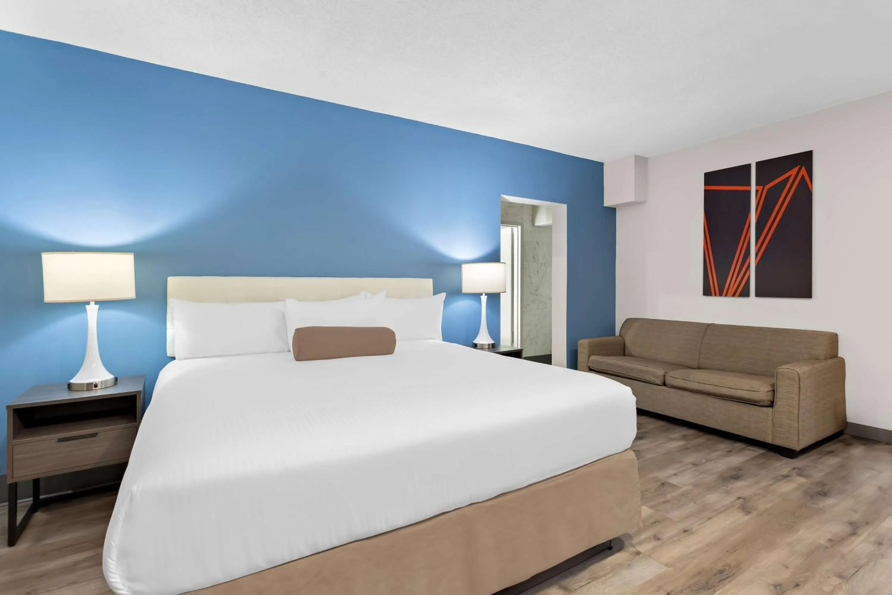 Bedroom, Bed in SureStay Plus by Best Western Windsor