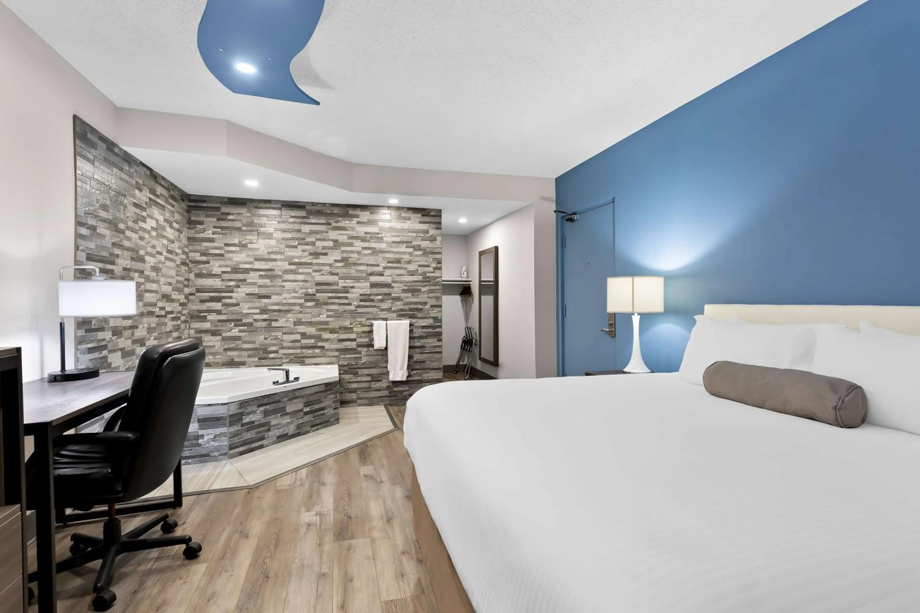 Bedroom, Bed in SureStay Plus by Best Western Windsor