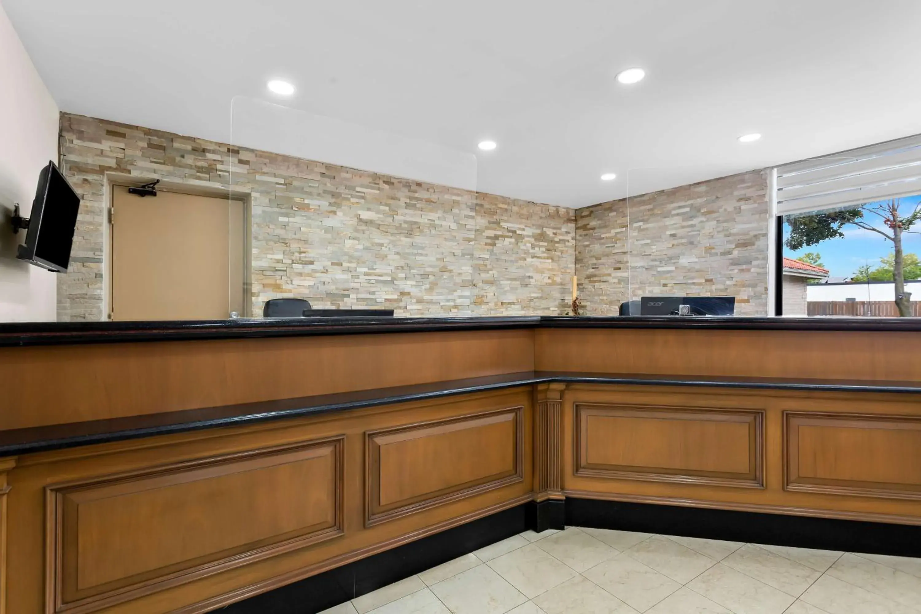 Lobby or reception in SureStay Plus by Best Western Windsor Lobby or reception in SureStay Plus by Best Western Windsor