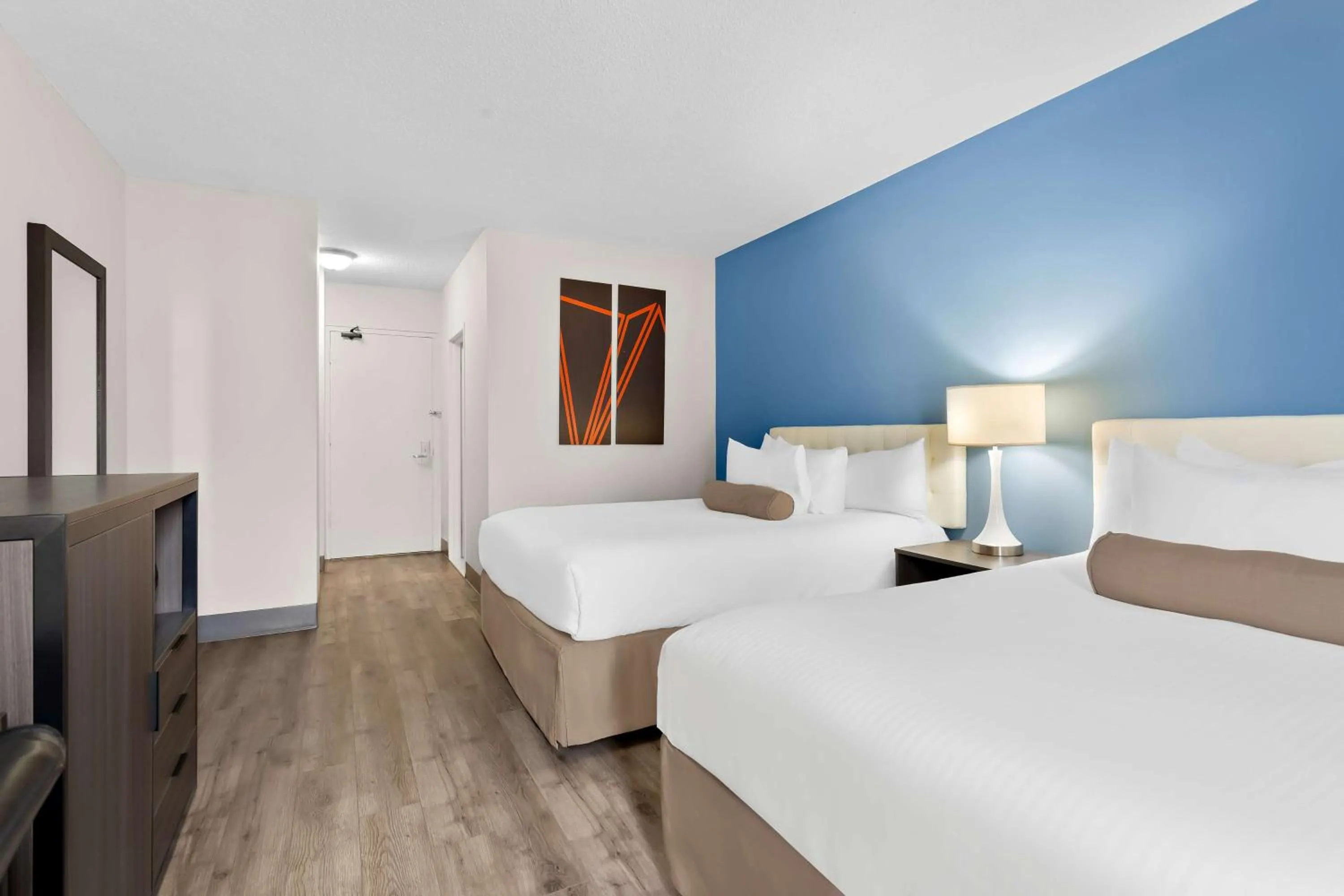 Bedroom, Bed in SureStay Plus by Best Western Windsor