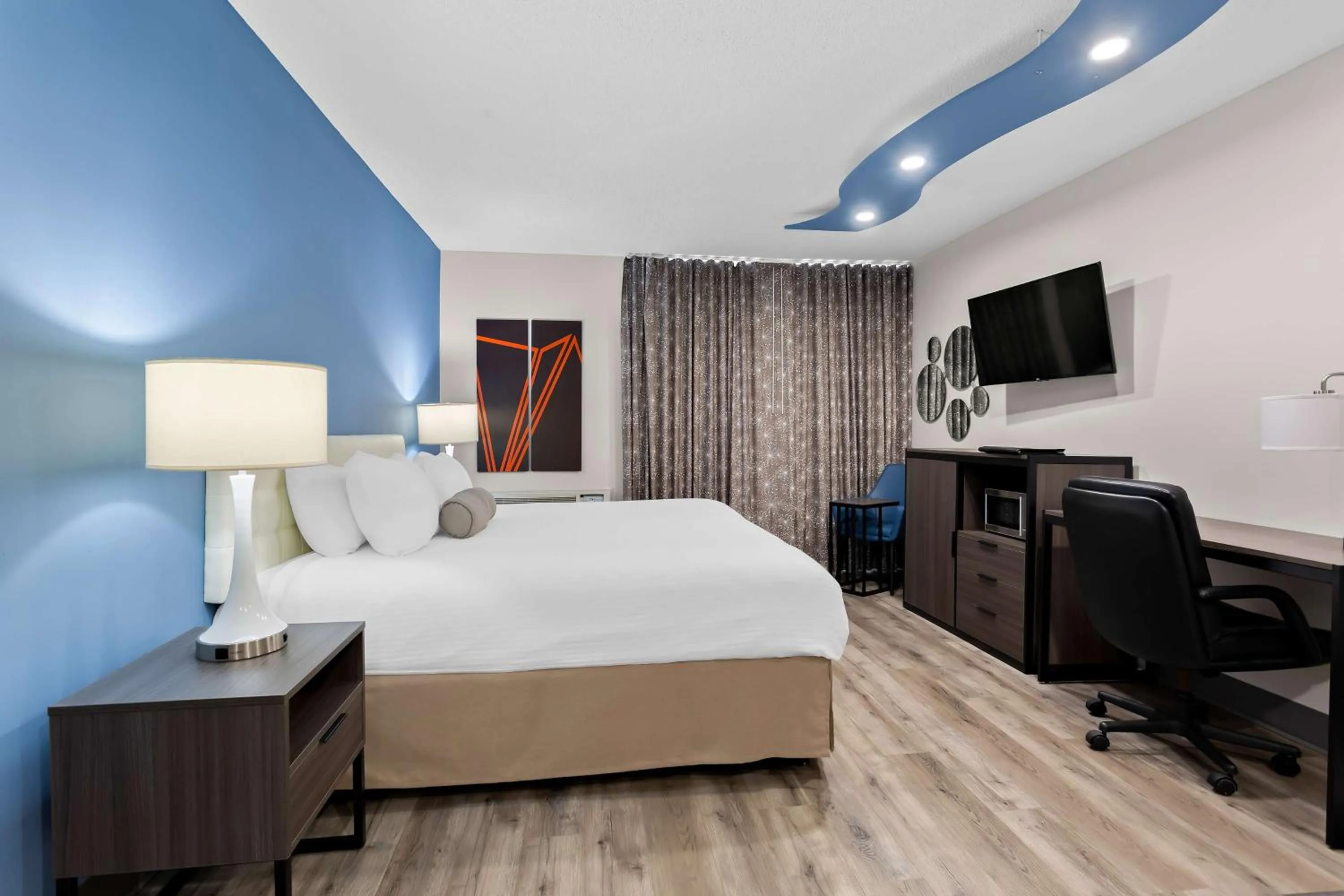 Bedroom, Bed in SureStay Plus by Best Western Windsor