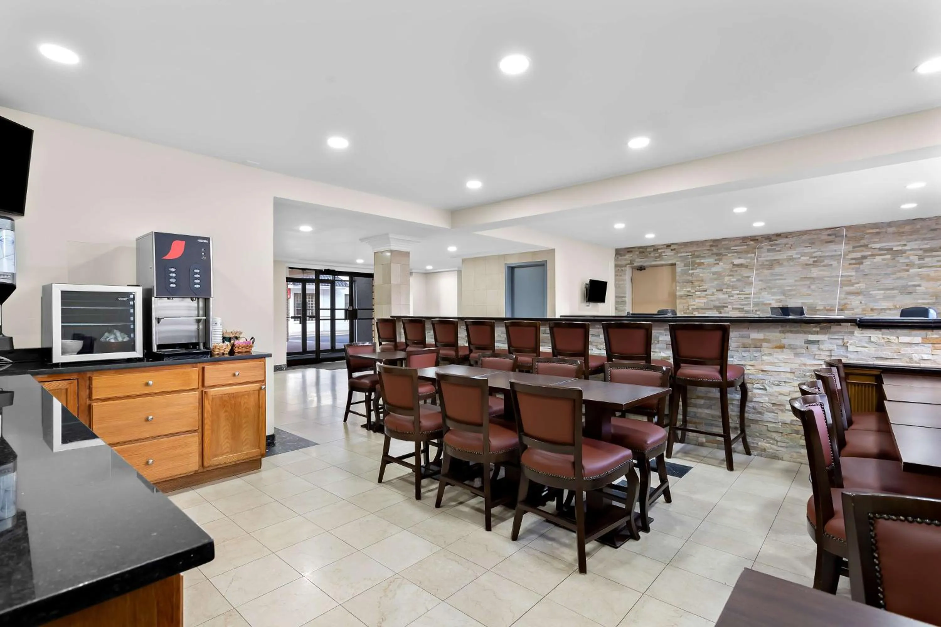 Breakfast in SureStay Plus by Best Western Windsor