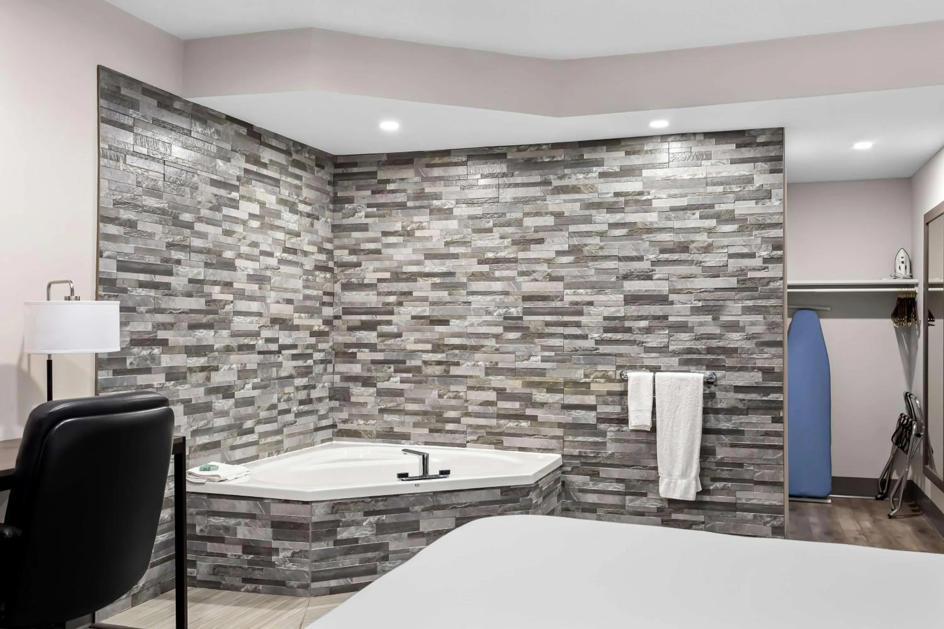 Bedroom, Bed in SureStay Plus by Best Western Windsor