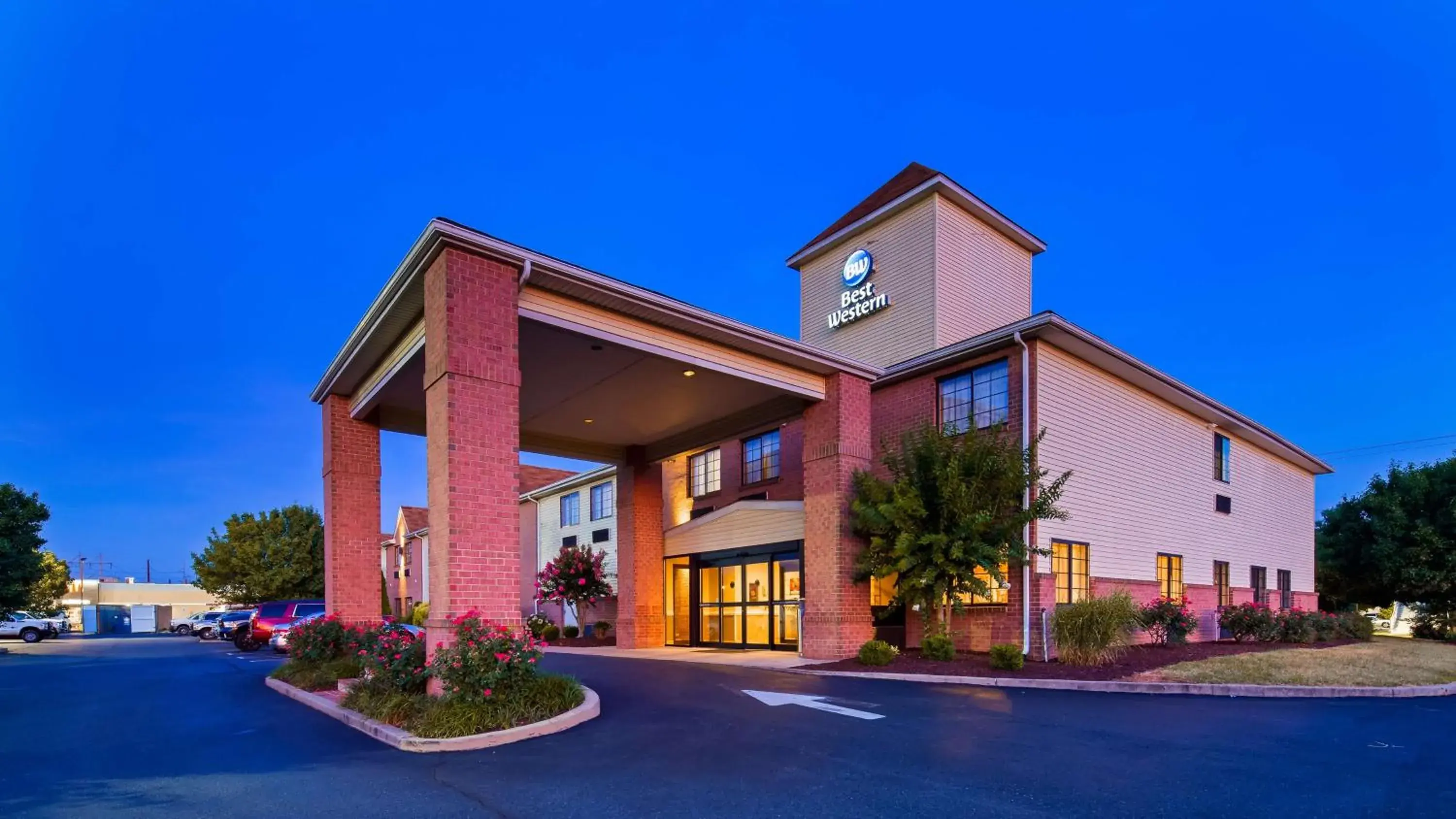 Property building in Best Western Denton Inn Property building in Best Western Denton Inn