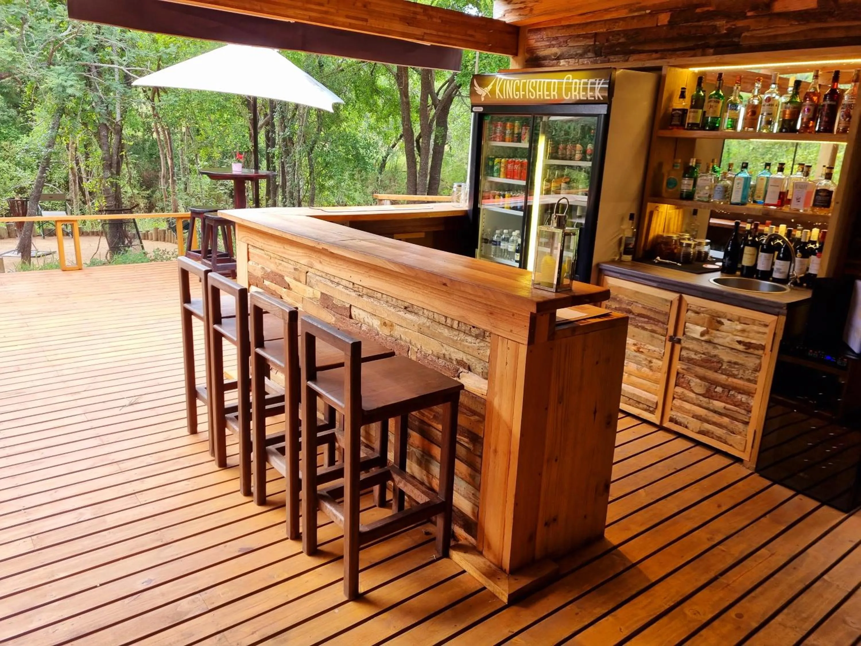 Lounge or bar in Kingfisher Creek Safari Lodge