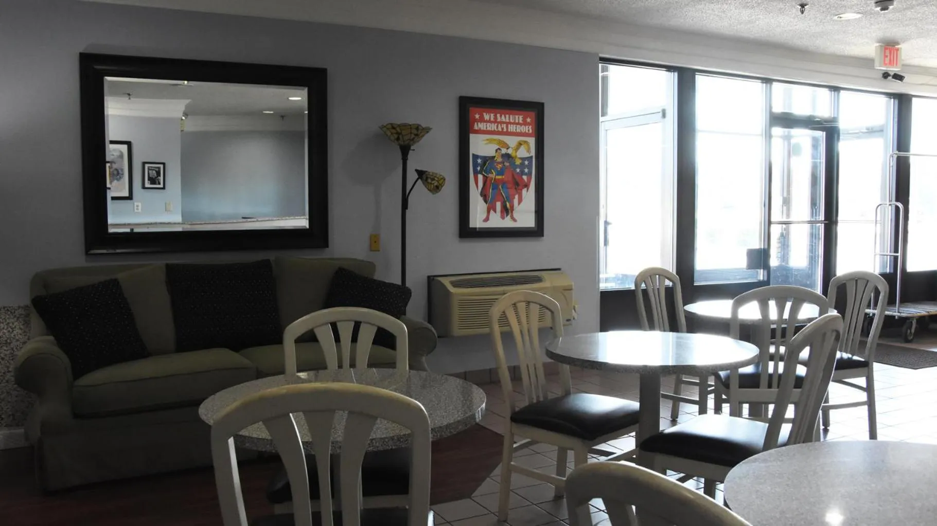 Super 8 by Wyndham Metropolis