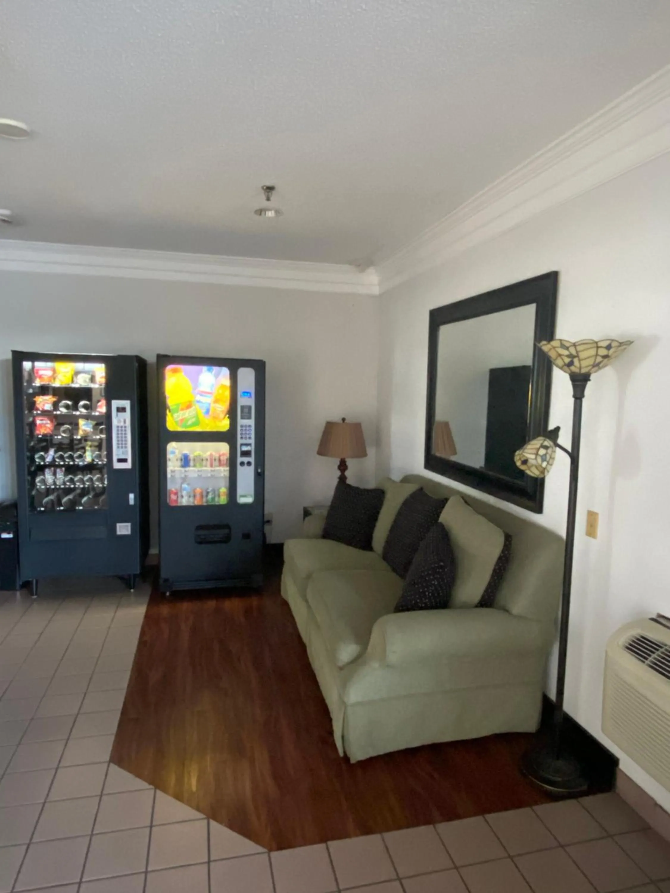 Super 8 by Wyndham Metropolis