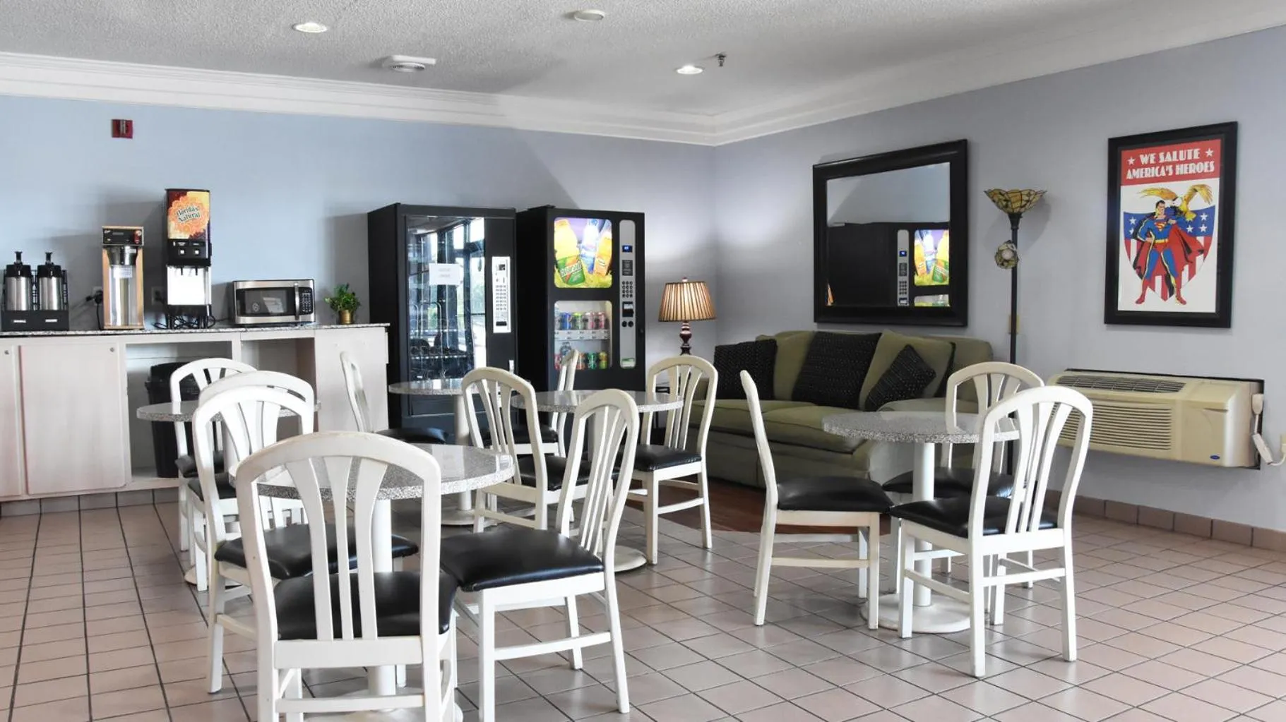 Super 8 by Wyndham Metropolis